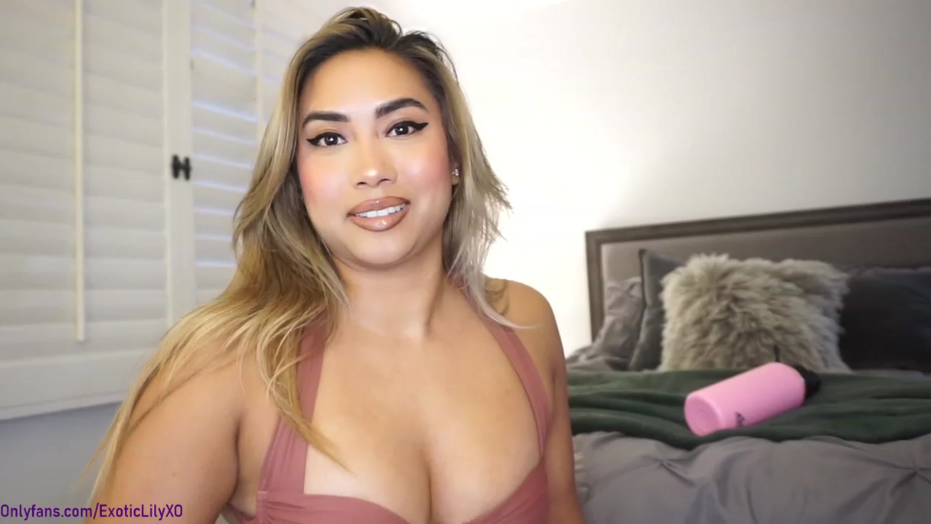 Gallery image thumbnail from ExoticLilyXO's myfreecams stream on, 11/18/2022, 24:03 image 1 of 20