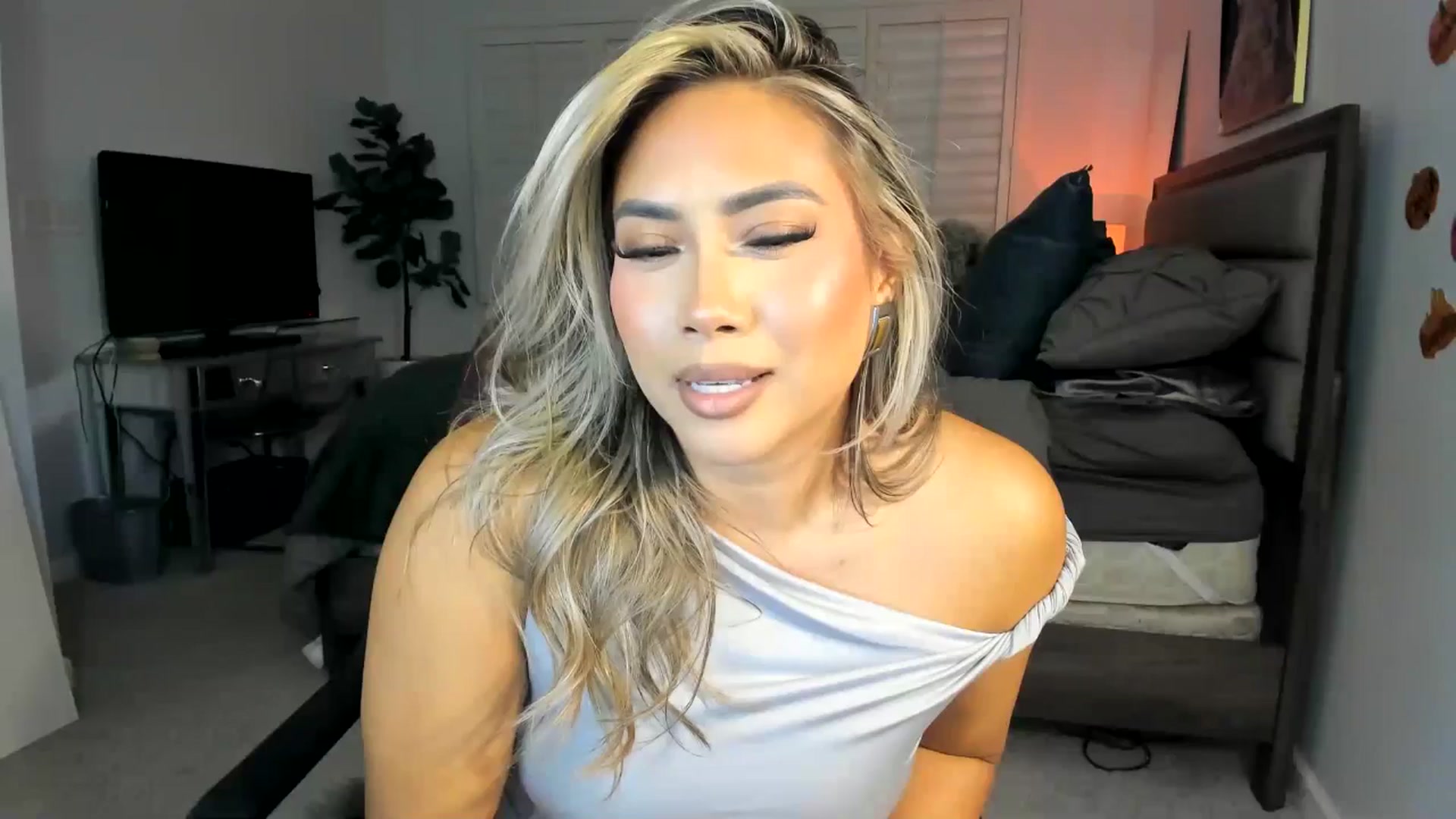 Gallery image thumbnail from ExoticLilyXO's myfreecams stream on, 11/26/2024, 02:09 image 11 of 20