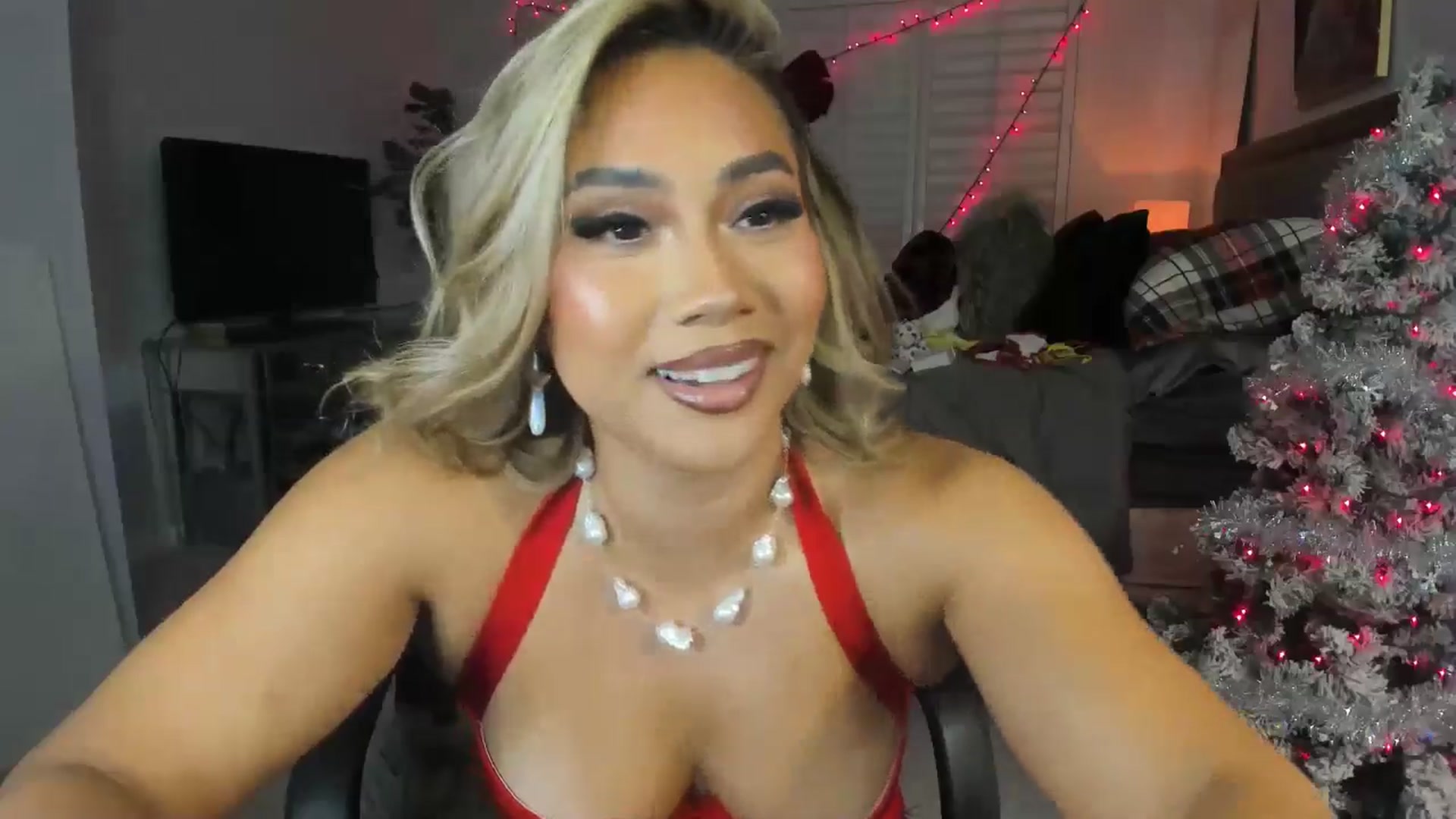 Gallery image thumbnail from ExoticLilyXO's myfreecams stream on, 12/25/2024, 02:24 image 16 of 20