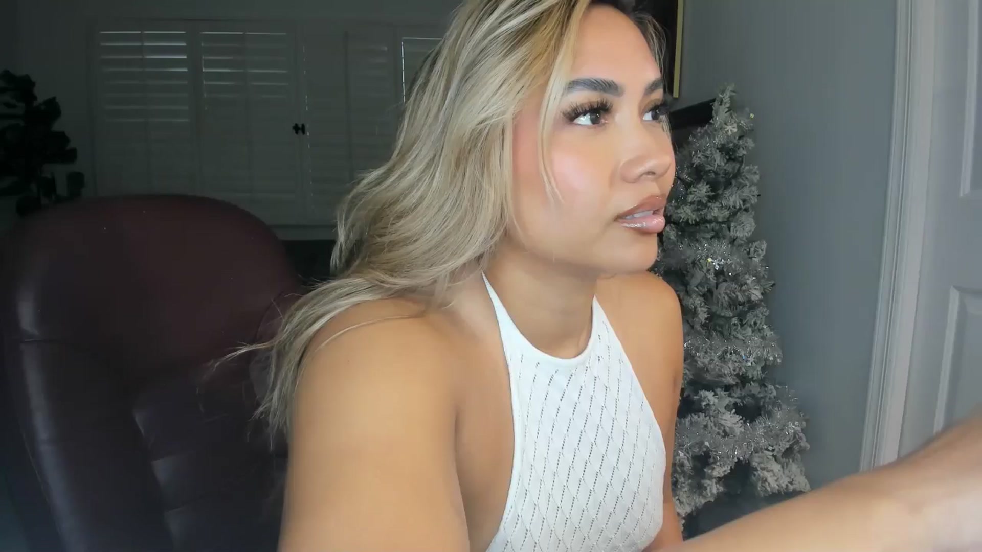 Gallery image thumbnail from ExoticLilyXO's myfreecams stream on, 12/31/2024, 23:48 image 1 of 20