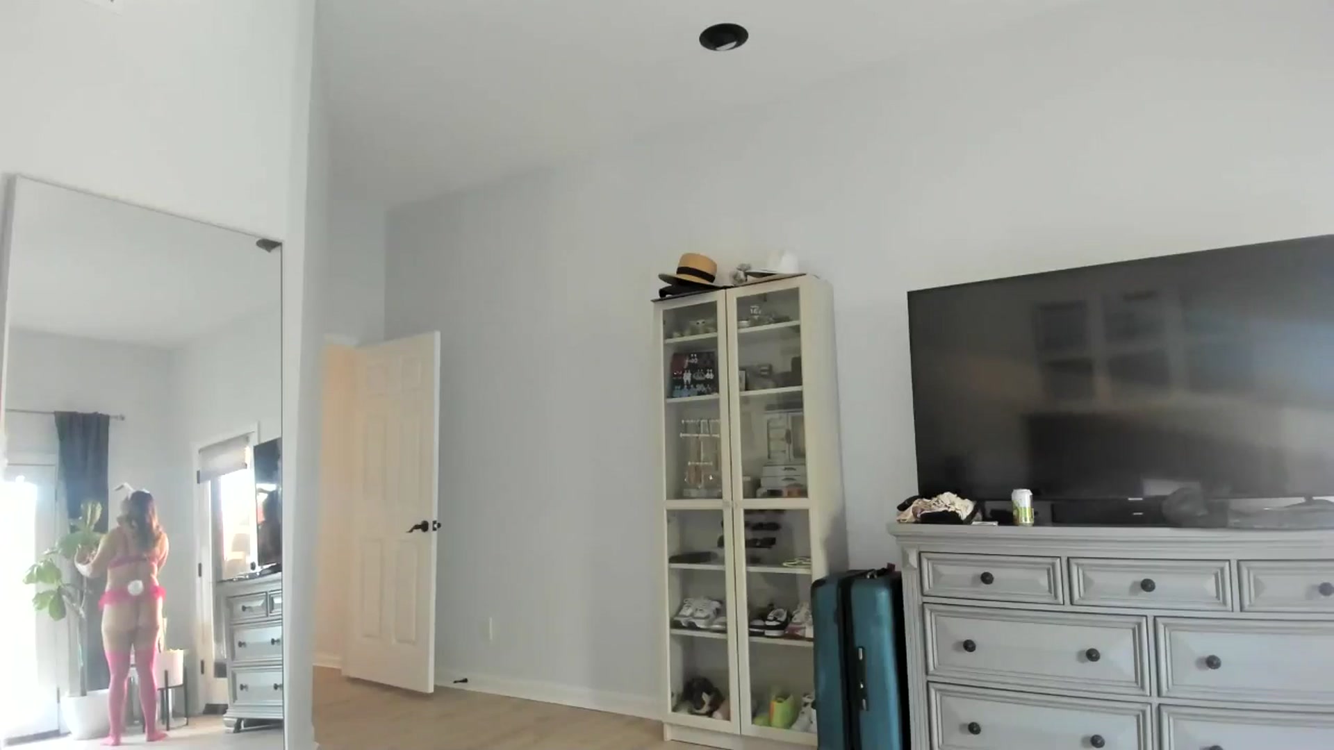 Gallery image thumbnail from ExoticLilyXO's myfreecams stream on, 04/21/2025, 24:26 image 5 of 20