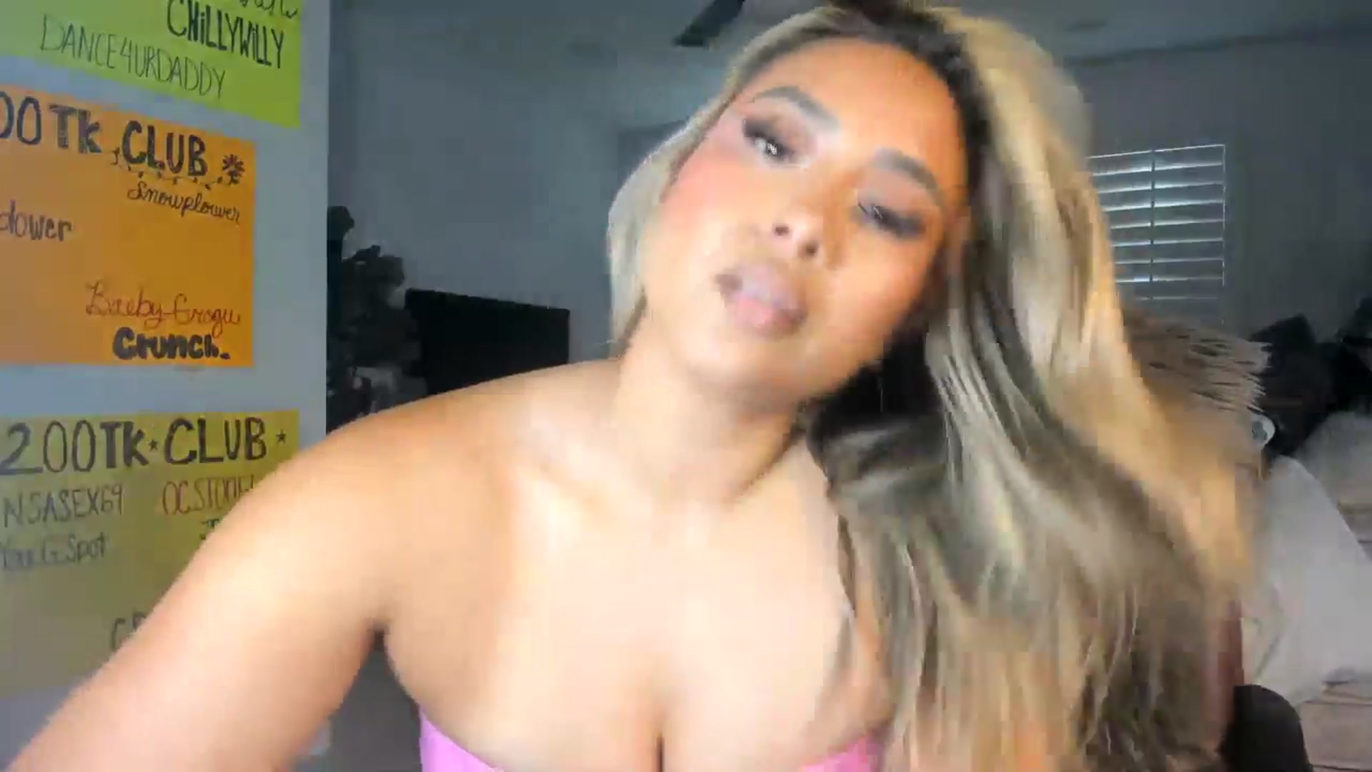Gallery image thumbnail from ExoticLilyXO's myfreecams stream on, 06/17/2025, 24:20 image 17 of 20