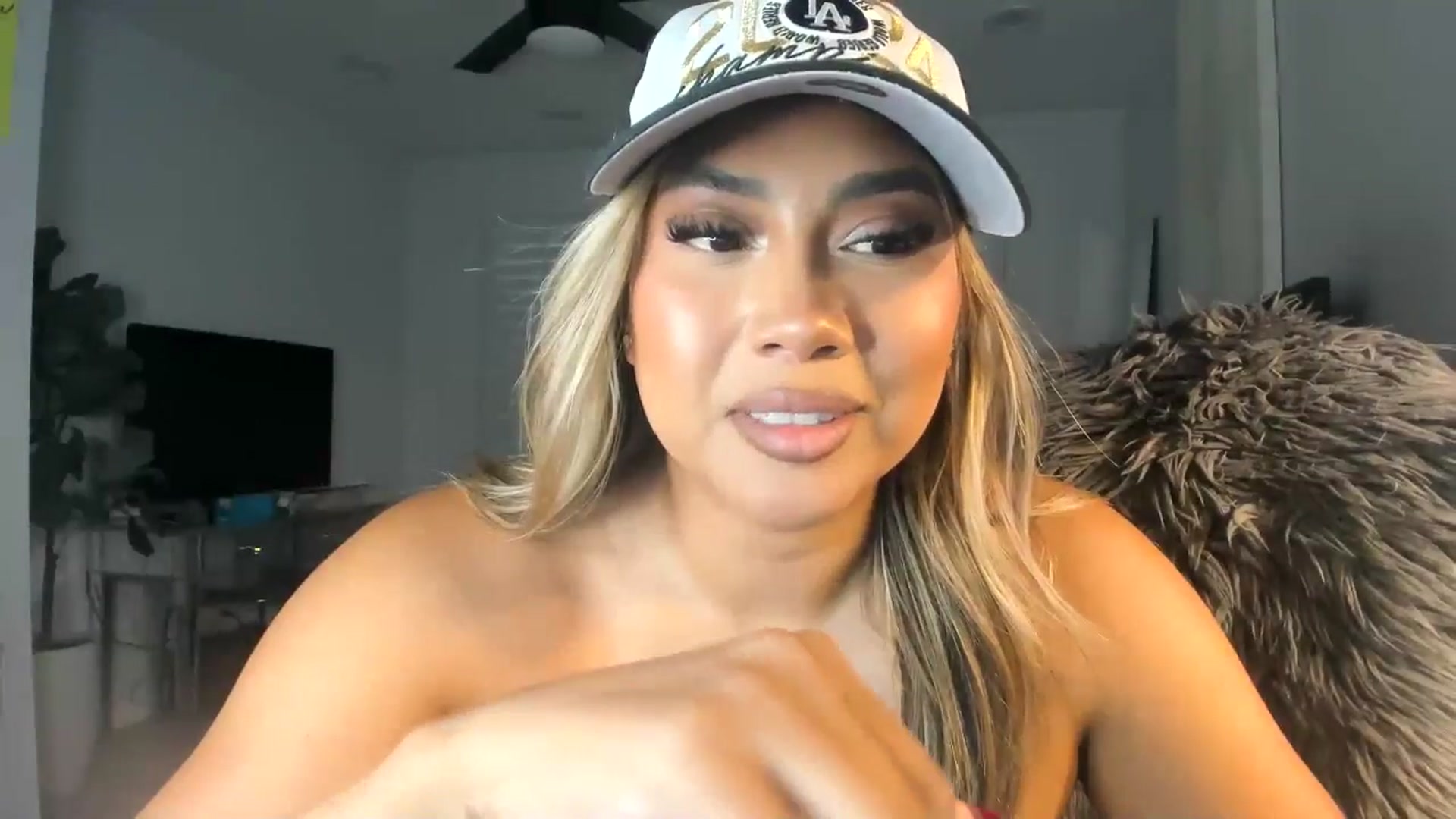 Gallery image thumbnail from ExoticLilyXO's myfreecams stream on, 06/17/2025, 01:06 image 9 of 20