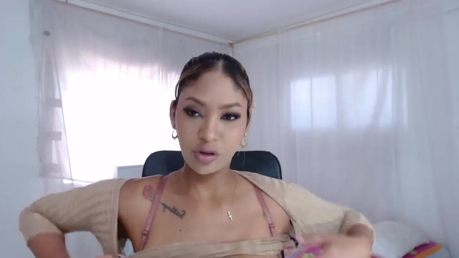 Gallery image thumbnail from Eylin_montana's myfreecams stream on, 08/04/2024, 18:59 image 6 of 20