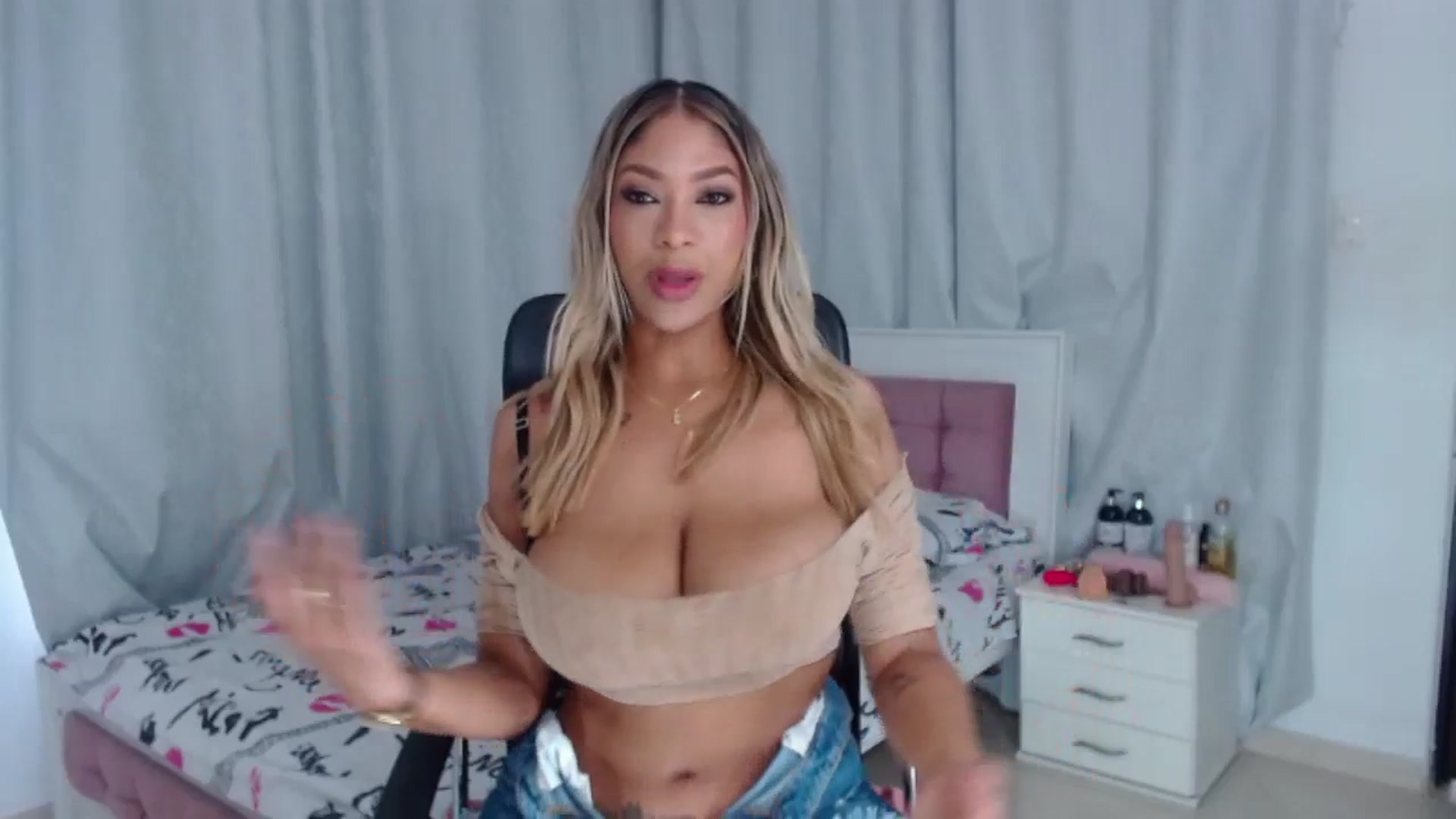 Gallery image thumbnail from Eylin_montana's myfreecams stream on, 03/01/2026, 18:00 image 12 of 20