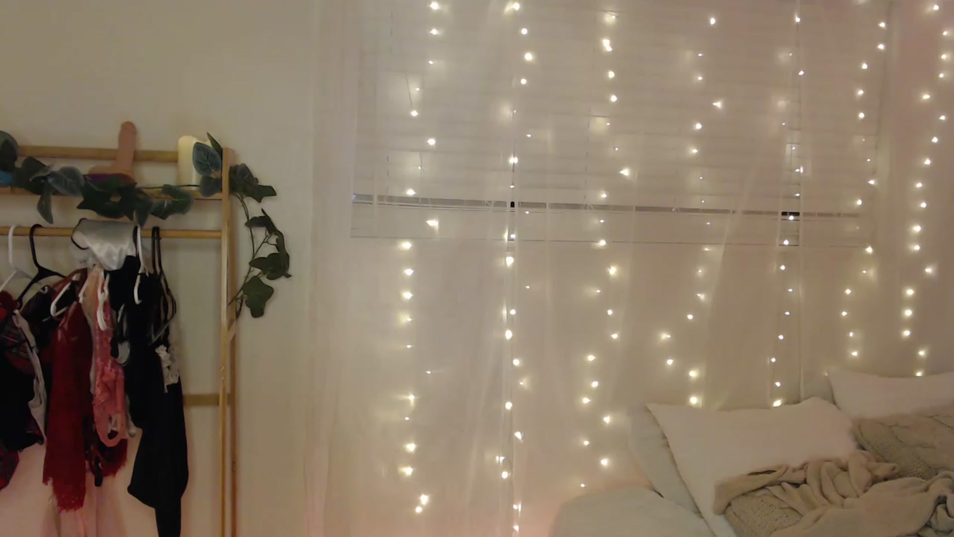 Gallery image thumbnail from Ezraxoxo's myfreecams stream on, 03/22/2023, 09:35 image 7 of 20