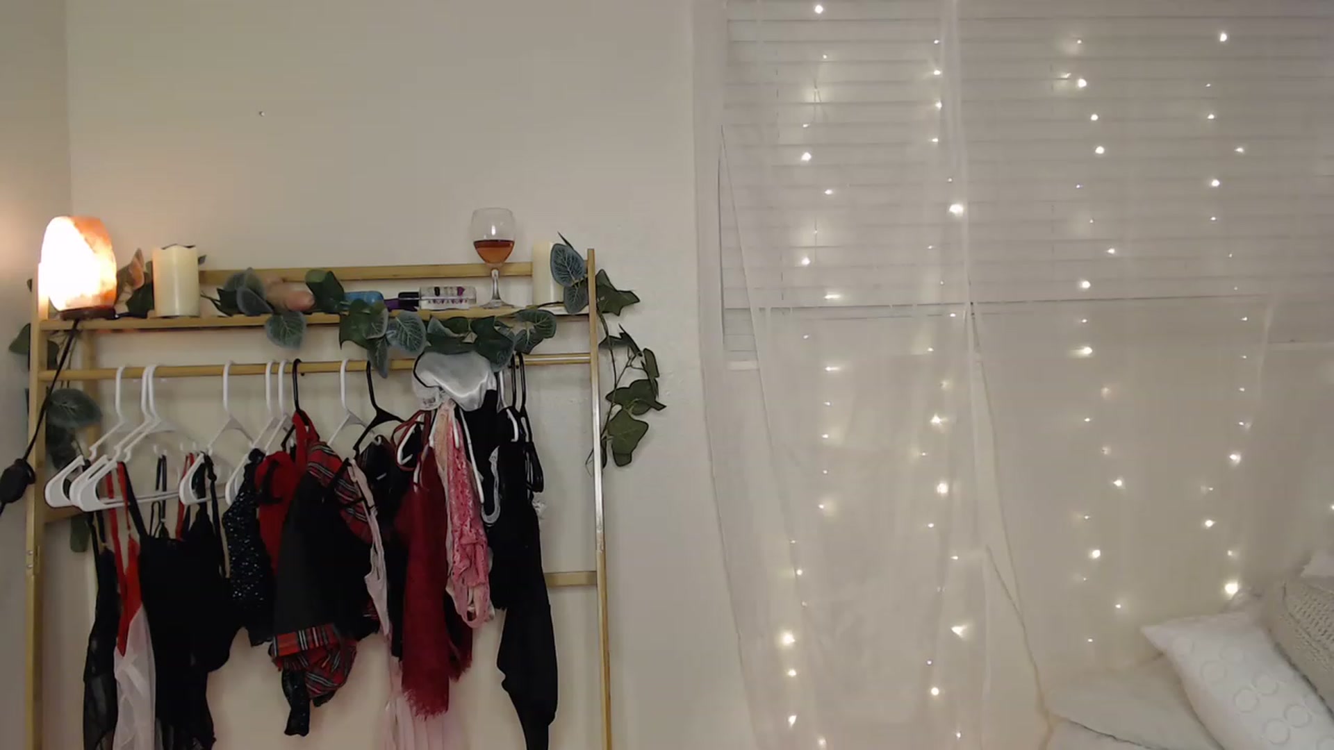 Gallery image thumbnail from Ezraxoxo's myfreecams stream on, 03/23/2023, 08:04 image 10 of 20