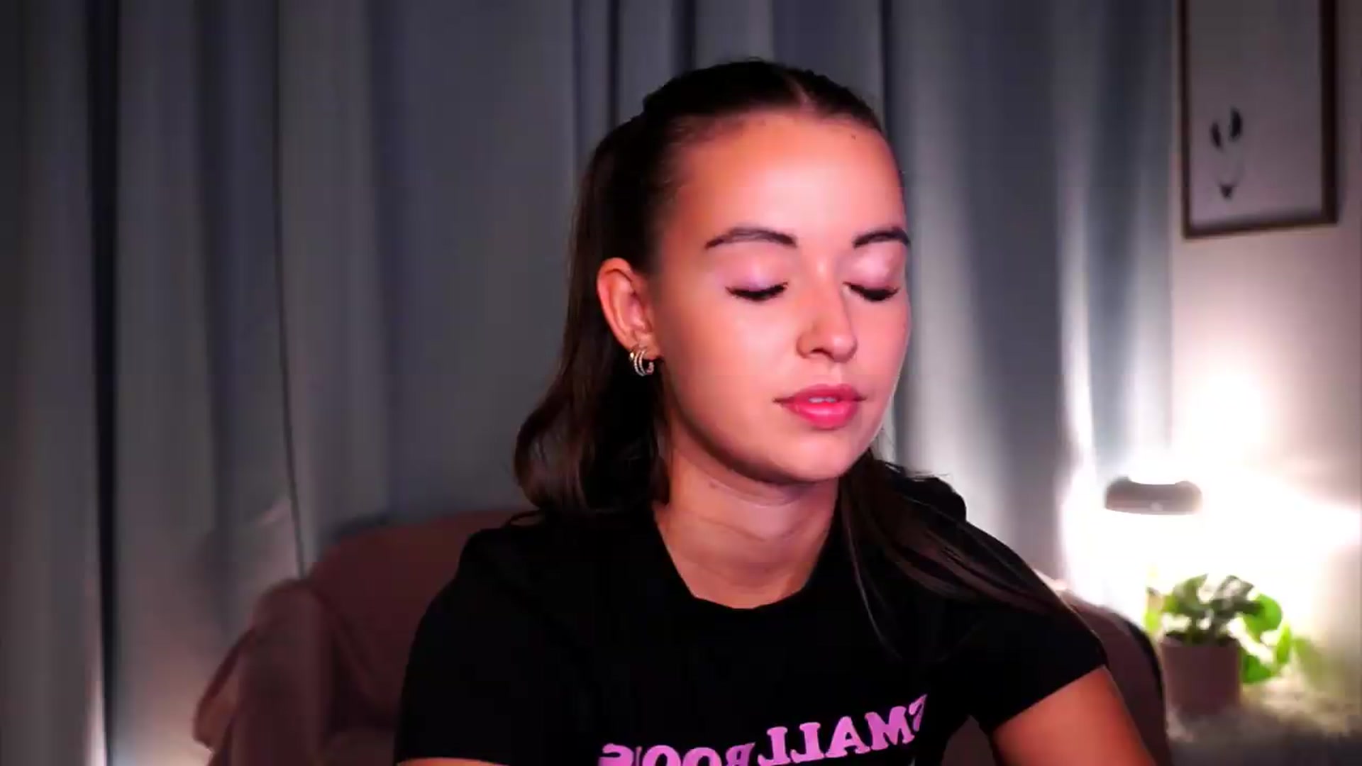 Gallery image thumbnail from FAWNette's myfreecams stream on, 08/07/2026, 17:02 image 16 of 20