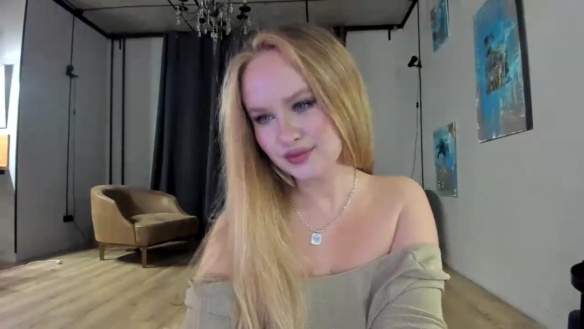 Gallery image thumbnail from F_L_E_U_R's myfreecams stream on, 12/25/2022, 20:29 image 16 of 20