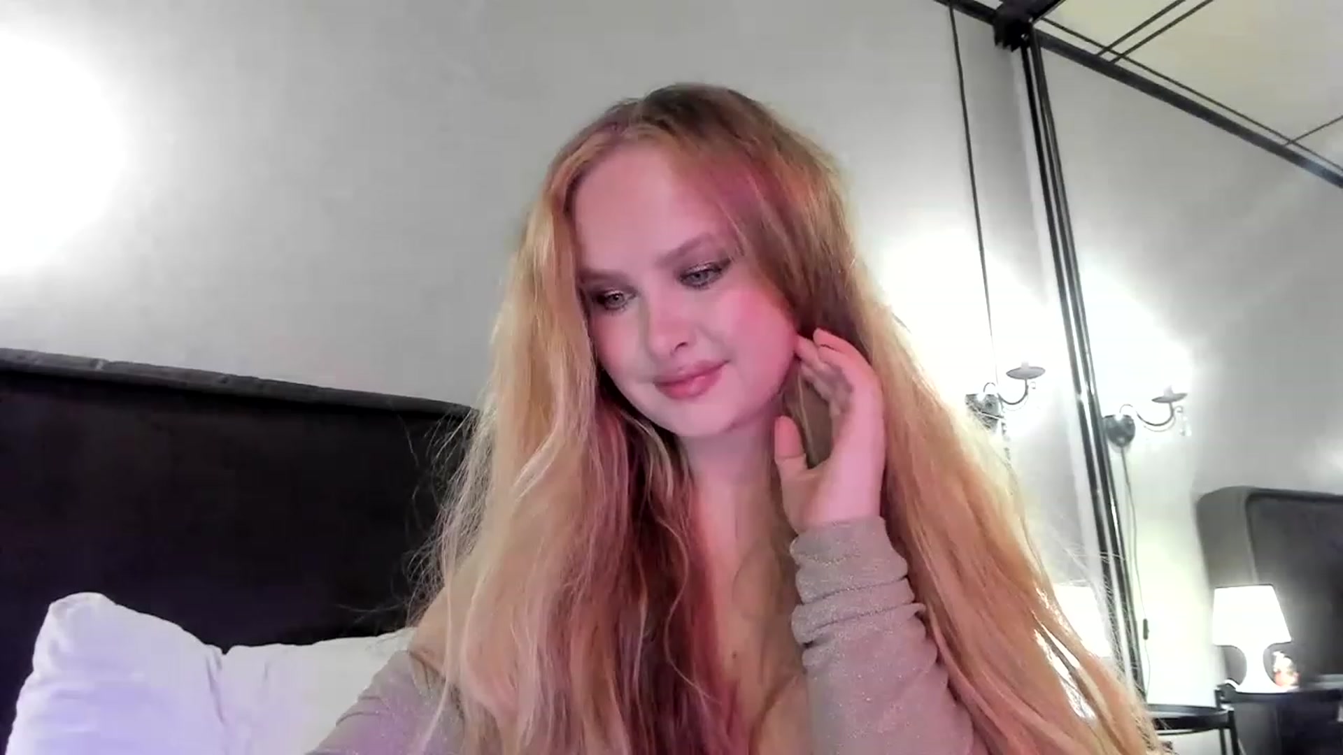 Gallery image thumbnail from F_L_E_U_R's myfreecams stream on, 12/30/2022, 23:16 image 19 of 20