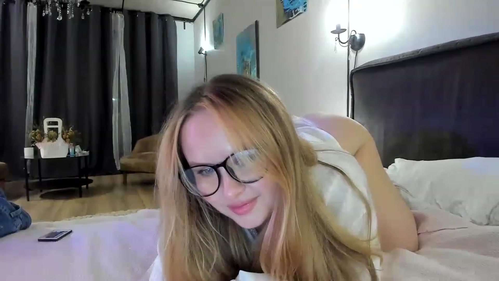 Gallery image thumbnail from F_L_E_U_R's myfreecams stream on, 02/12/2023, 23:05 image 9 of 20