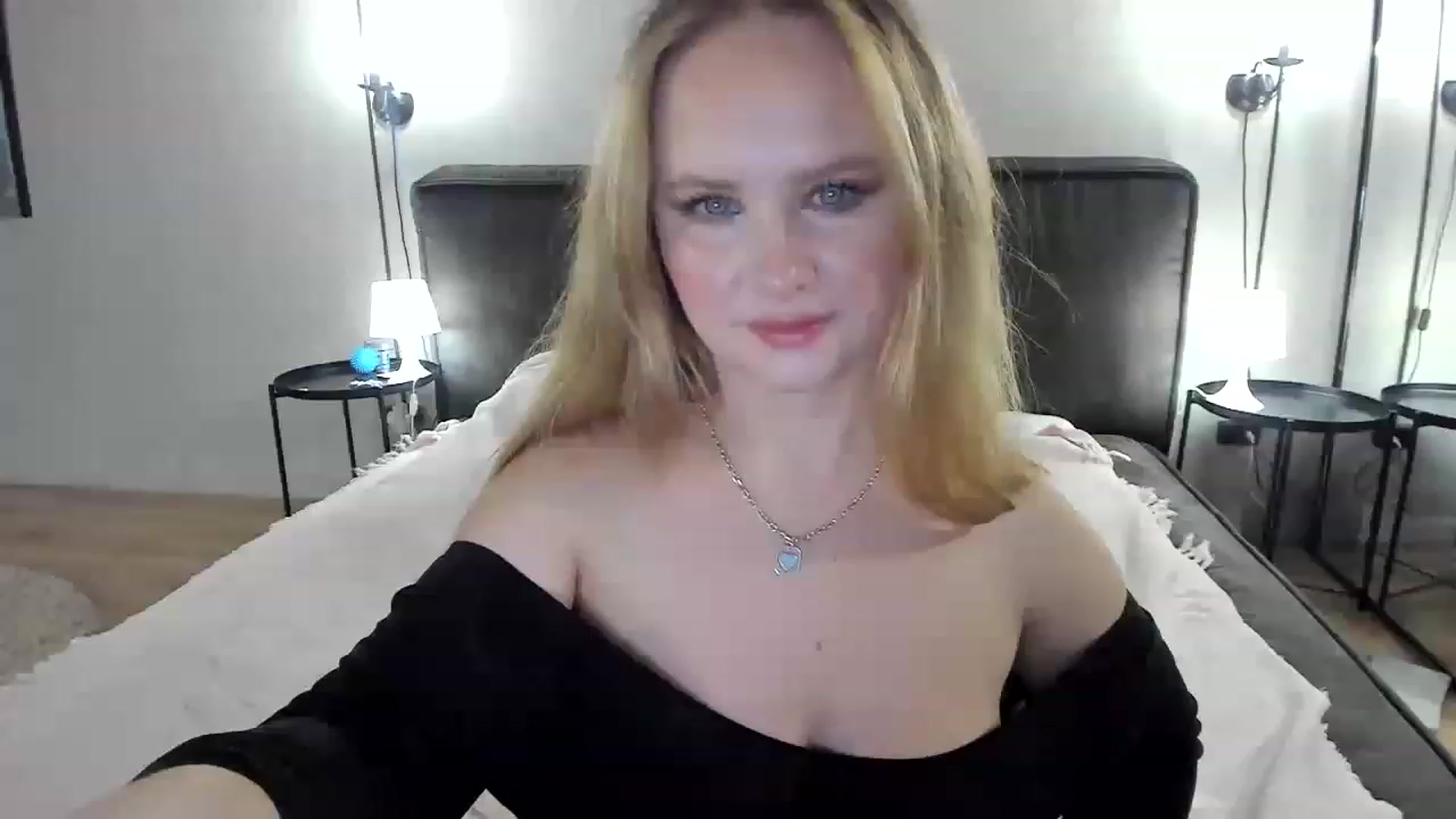 Gallery image thumbnail from F_L_E_U_R's myfreecams stream on, 02/24/2023, 24:38 image 13 of 20