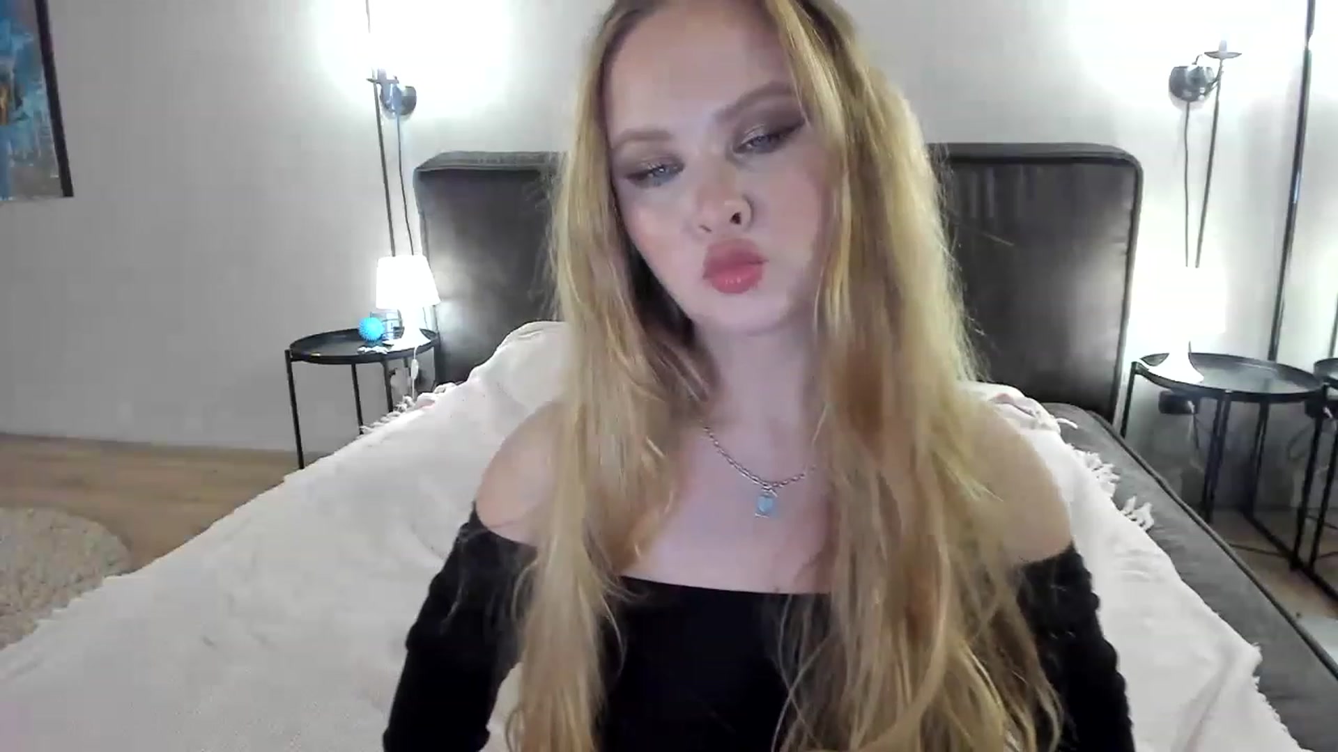 Gallery image thumbnail from F_L_E_U_R's myfreecams stream on, 02/24/2023, 24:38 image 11 of 20