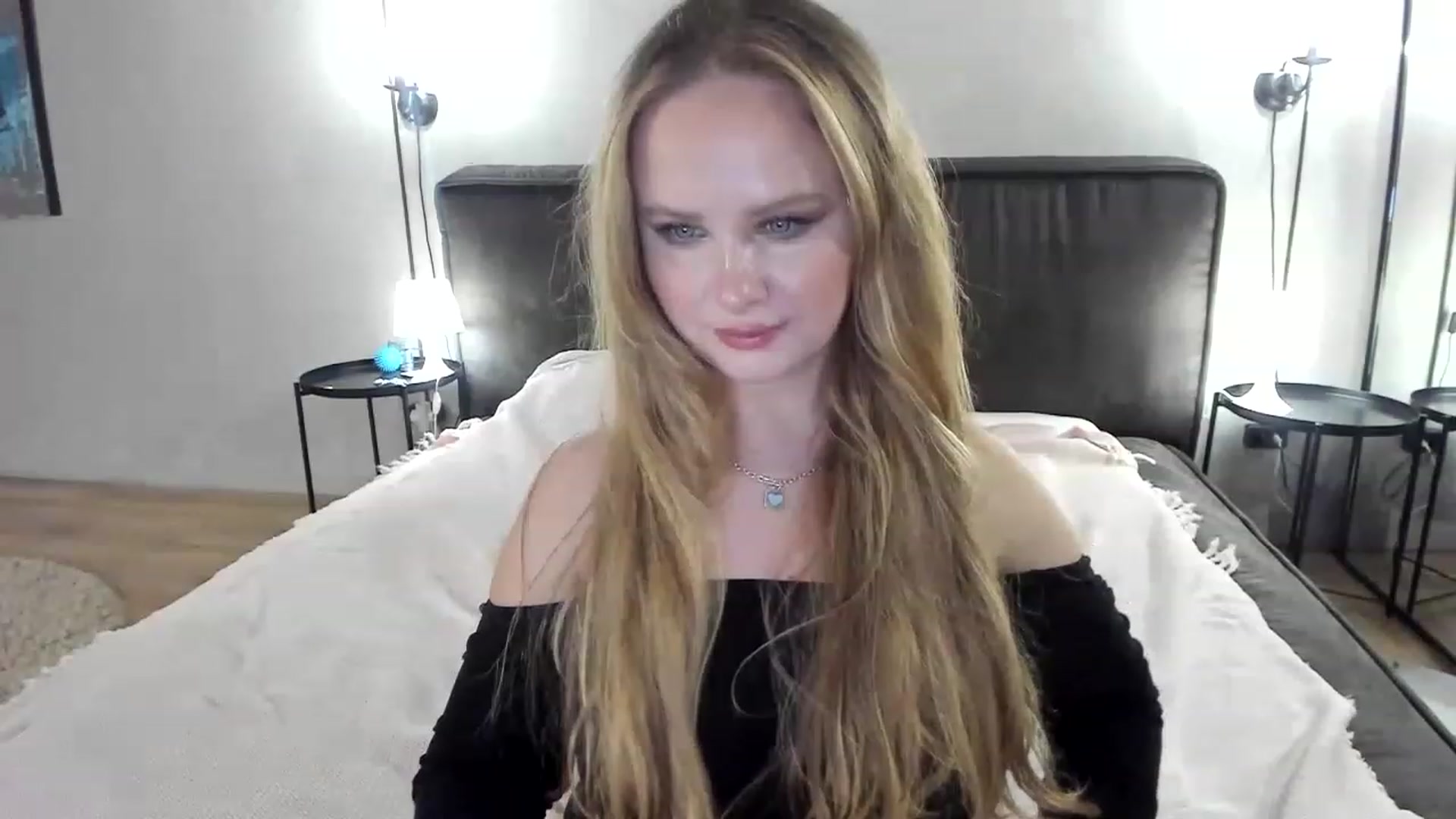 Gallery image thumbnail from F_L_E_U_R's myfreecams stream on, 02/24/2023, 24:38 image 10 of 20