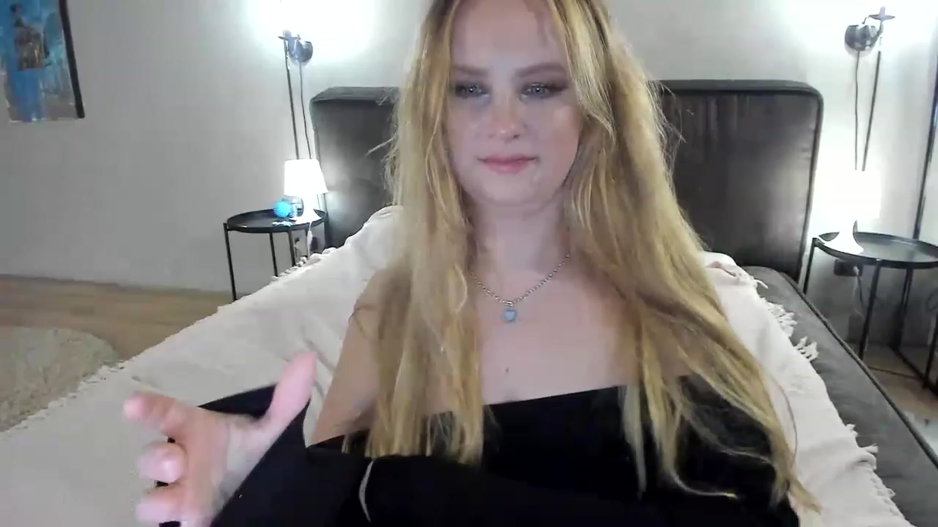 Gallery image thumbnail from F_L_E_U_R's myfreecams stream on, 02/24/2023, 01:31 image 17 of 20