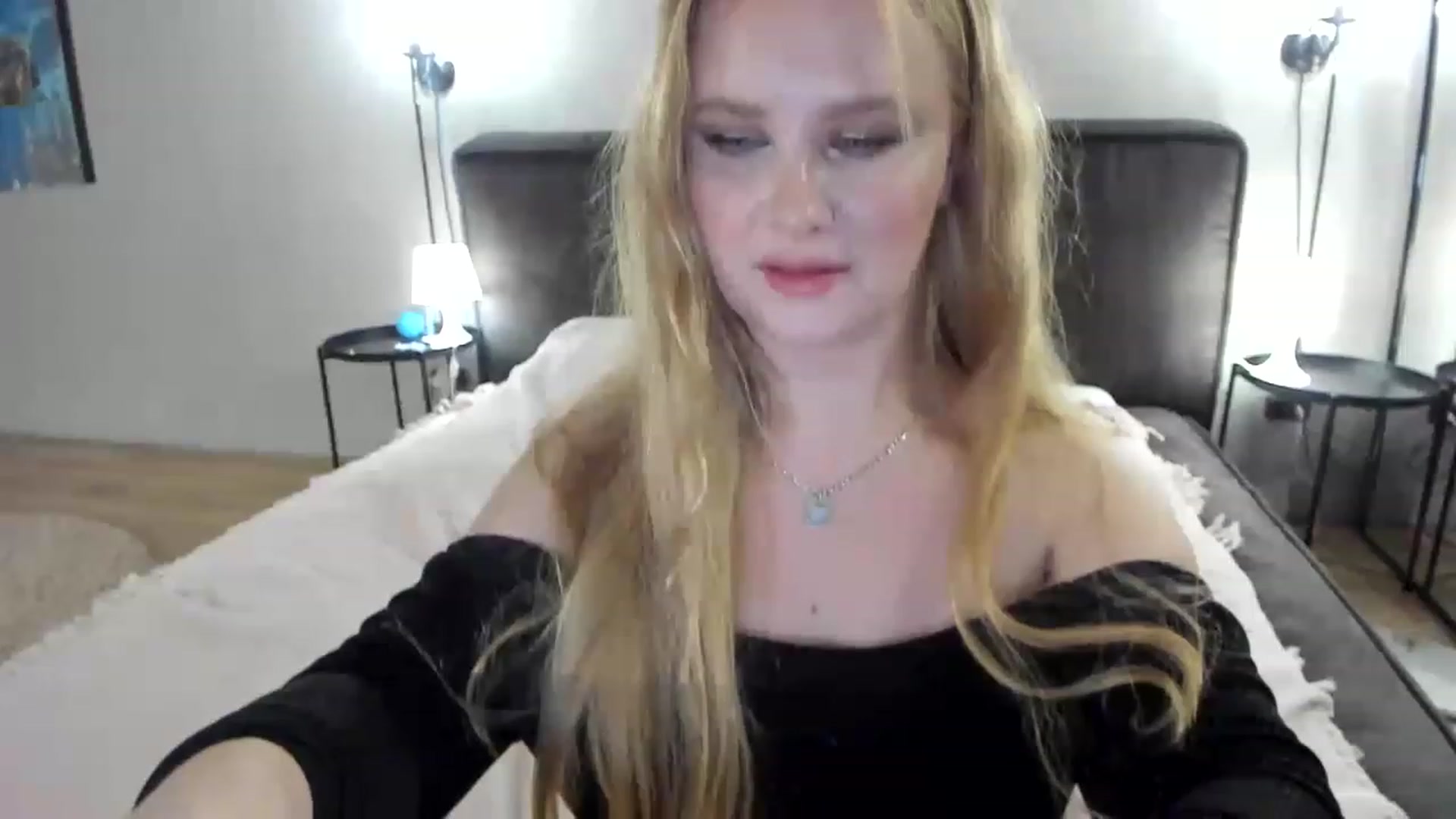 Gallery image thumbnail from F_L_E_U_R's myfreecams stream on, 02/24/2023, 01:31 image 15 of 20