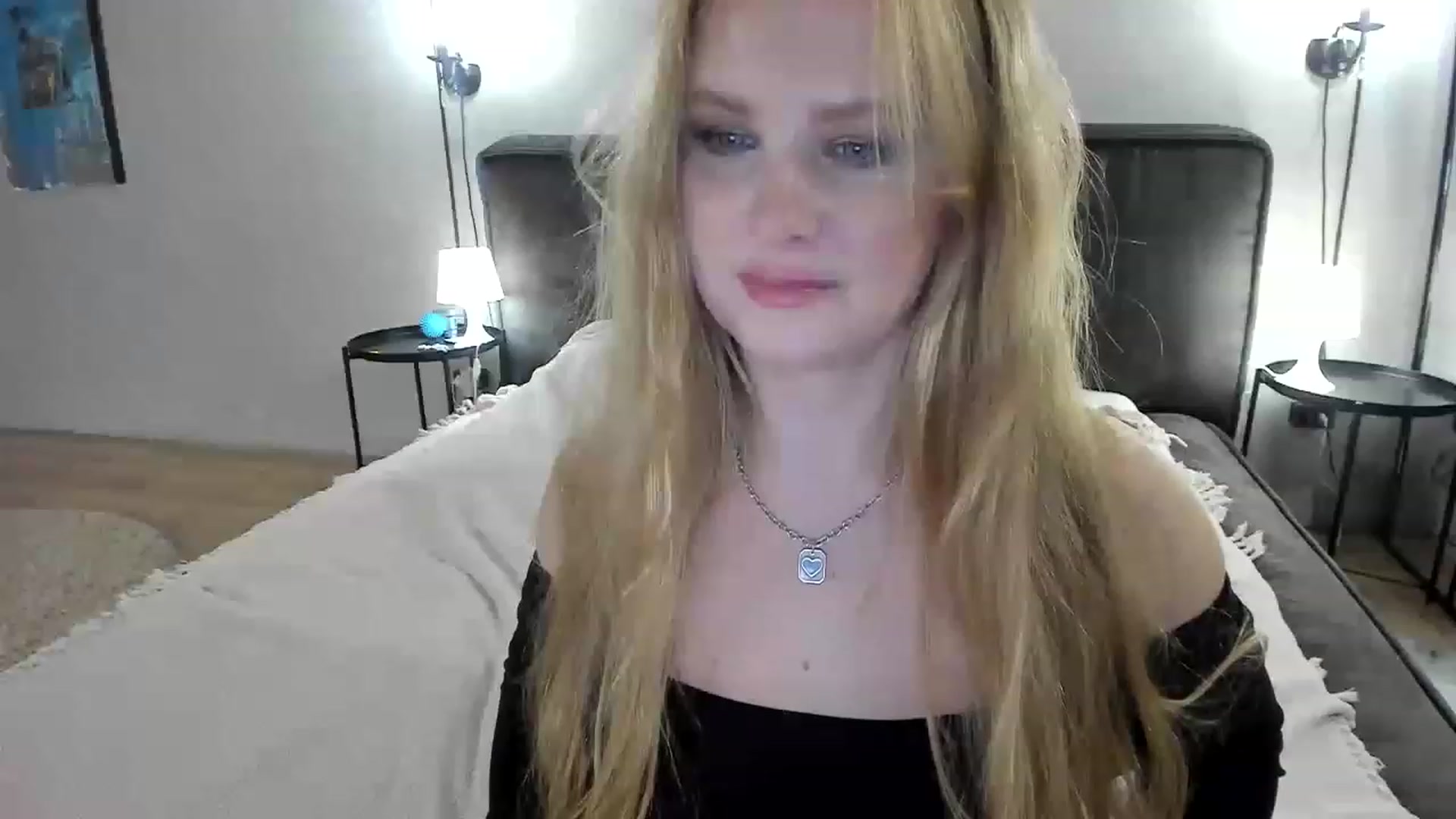 Gallery image thumbnail from F_L_E_U_R's myfreecams stream on, 02/24/2023, 01:31 image 16 of 20