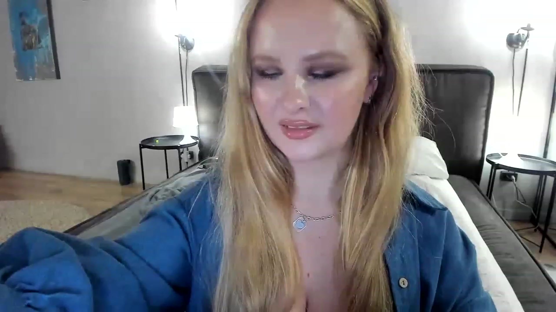 Gallery image thumbnail from F_L_E_U_R's myfreecams stream on, 03/02/2023, 23:36 image 13 of 20