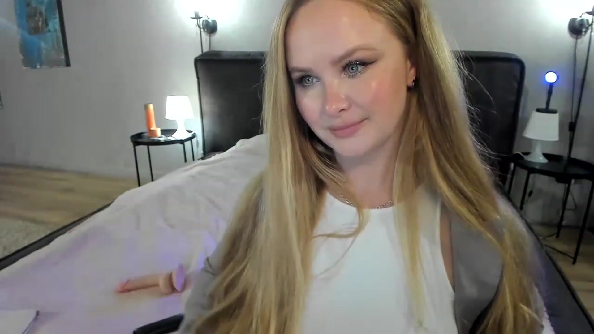 Gallery image thumbnail from F_L_E_U_R's myfreecams stream on, 03/05/2023, 21:26 image 3 of 20