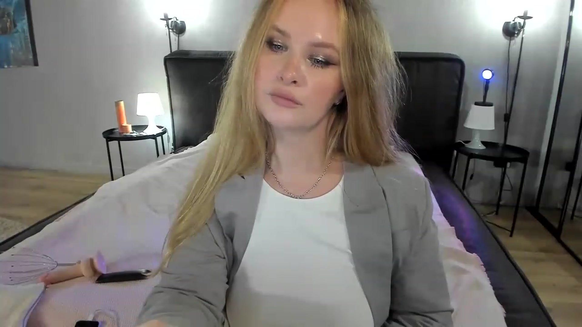 Gallery image thumbnail from F_L_E_U_R's myfreecams stream on, 03/05/2023, 21:26 image 13 of 20
