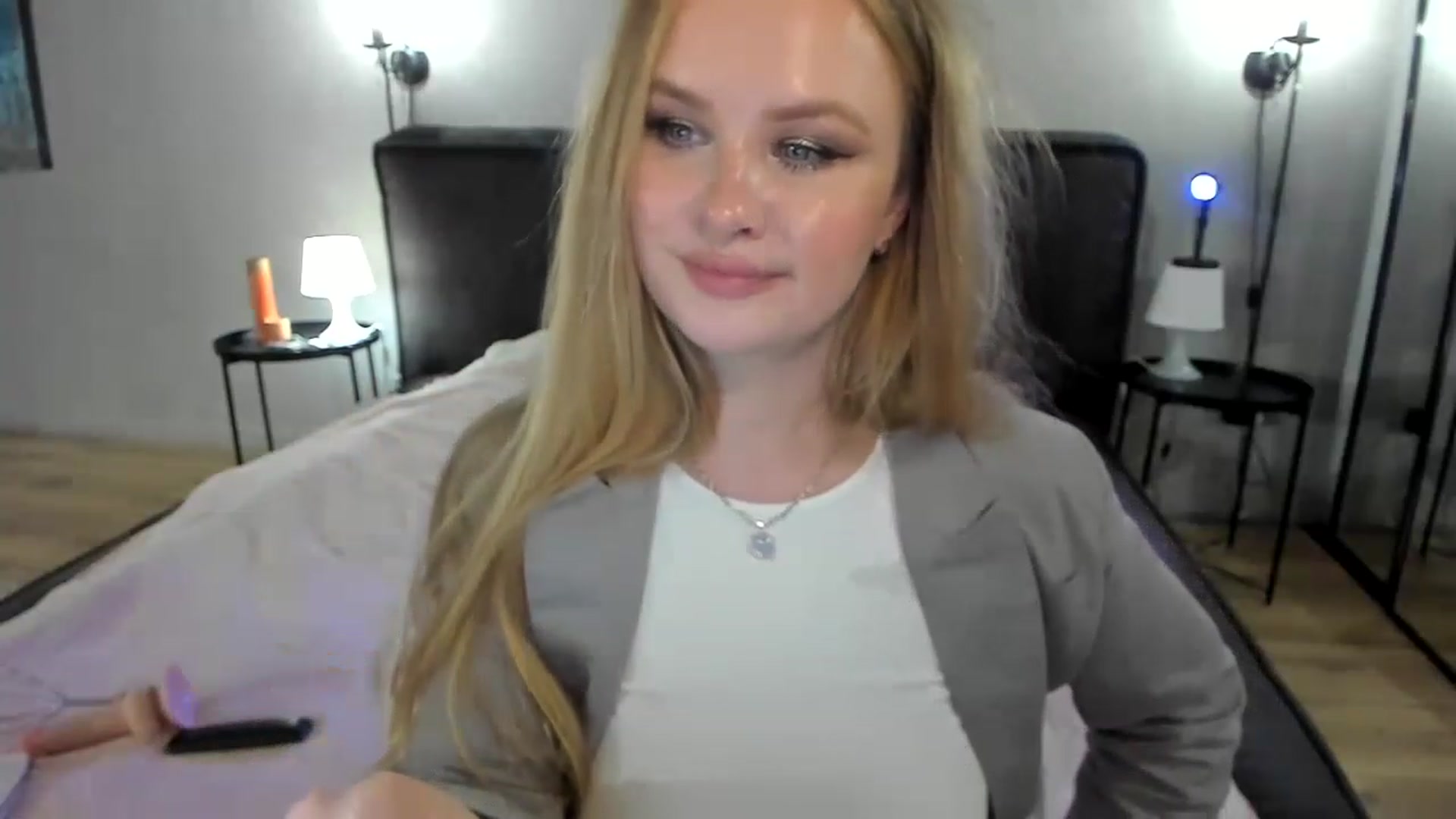 Gallery image thumbnail from F_L_E_U_R's myfreecams stream on, 03/05/2023, 21:26 image 11 of 20