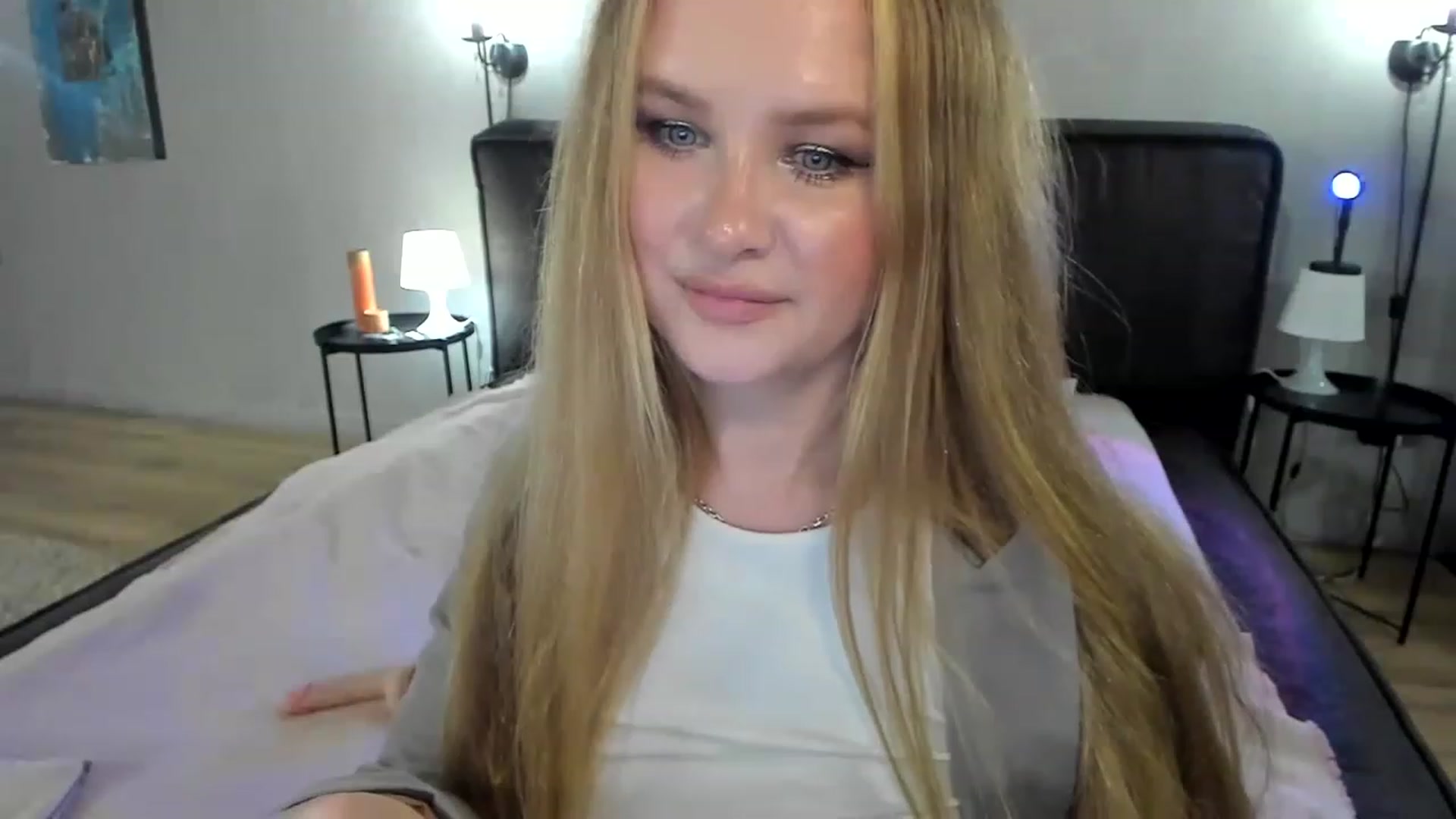 Gallery image thumbnail from F_L_E_U_R's myfreecams stream on, 03/05/2023, 21:26 image 1 of 20