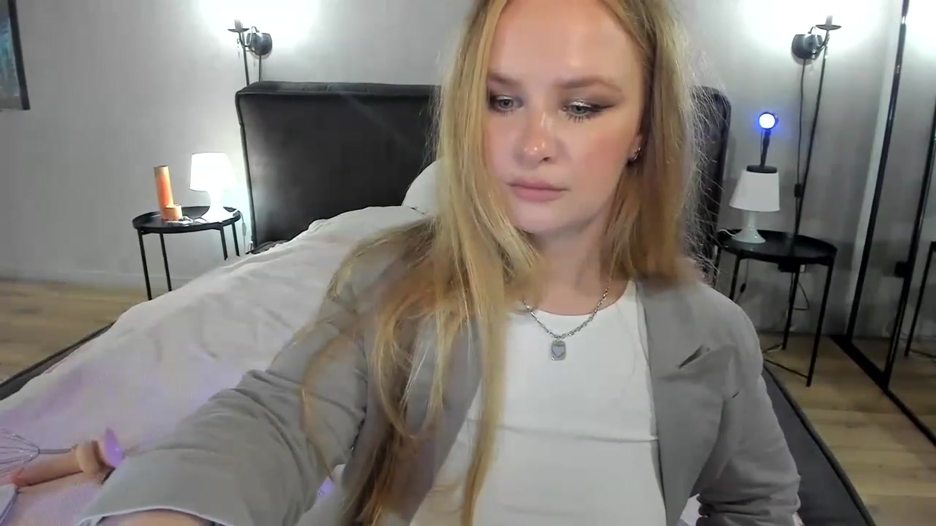 Gallery image thumbnail from F_L_E_U_R's myfreecams stream on, 03/05/2023, 21:26 image 12 of 20