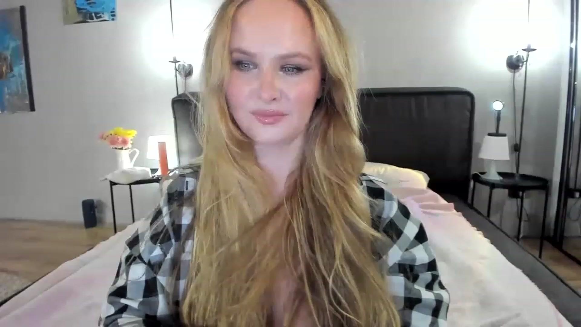 Gallery image thumbnail from F_L_E_U_R's myfreecams stream on, 03/08/2023, 24:08 image 17 of 20