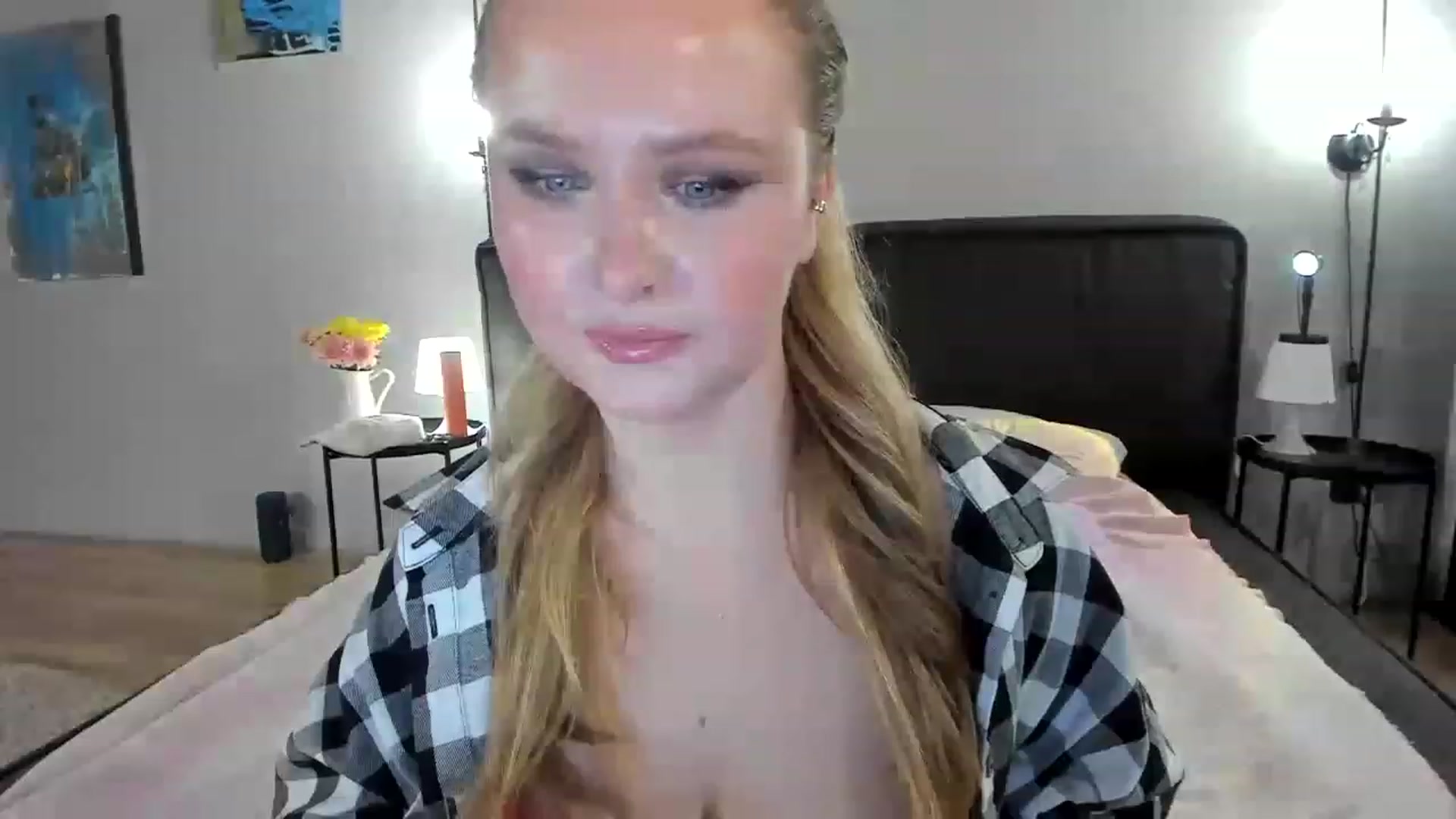 Gallery image thumbnail from F_L_E_U_R's myfreecams stream on, 03/08/2023, 24:08 image 10 of 20