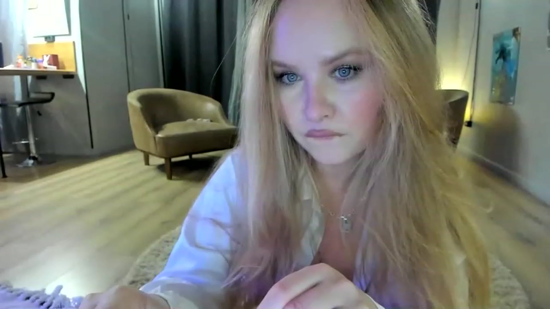 Gallery image thumbnail from F_L_E_U_R's myfreecams stream on, 03/19/2023, 21:41 image 18 of 20