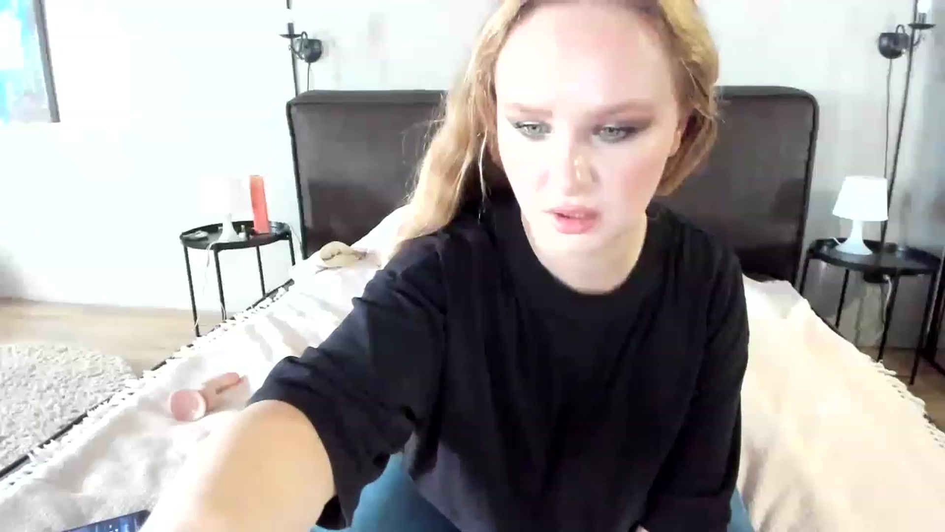 Gallery image thumbnail from F_L_E_U_R's myfreecams stream on, 03/22/2023, 12:04 image 7 of 20