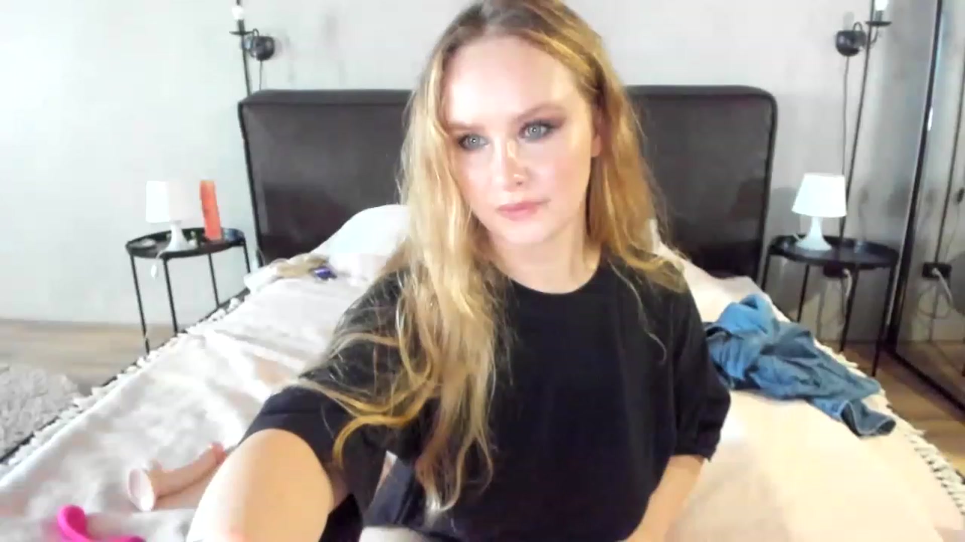 Gallery image thumbnail from F_L_E_U_R's myfreecams stream on, 03/22/2023, 12:04 image 19 of 20