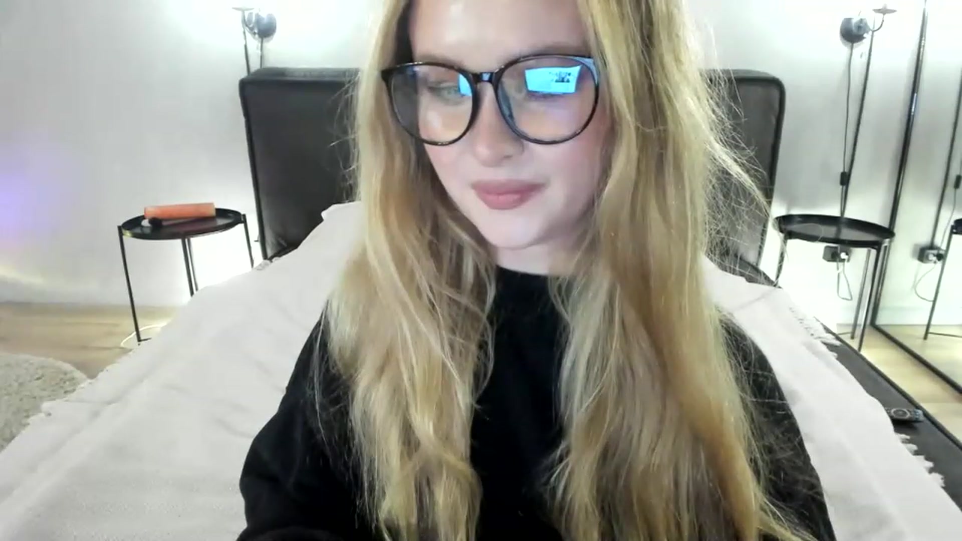 Gallery image thumbnail from F_L_E_U_R's myfreecams stream on, 03/26/2023, 18:56 image 12 of 20