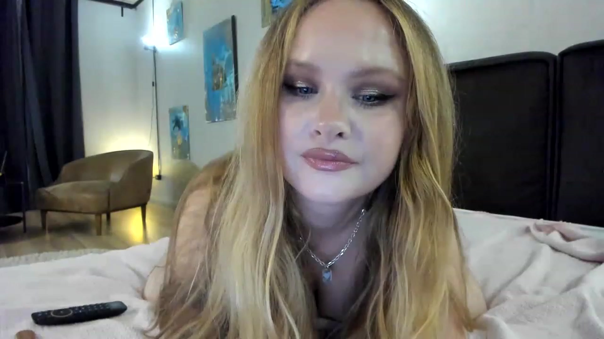 Gallery image thumbnail from F_L_E_U_R's myfreecams stream on, 04/24/2023, 19:45 image 17 of 20