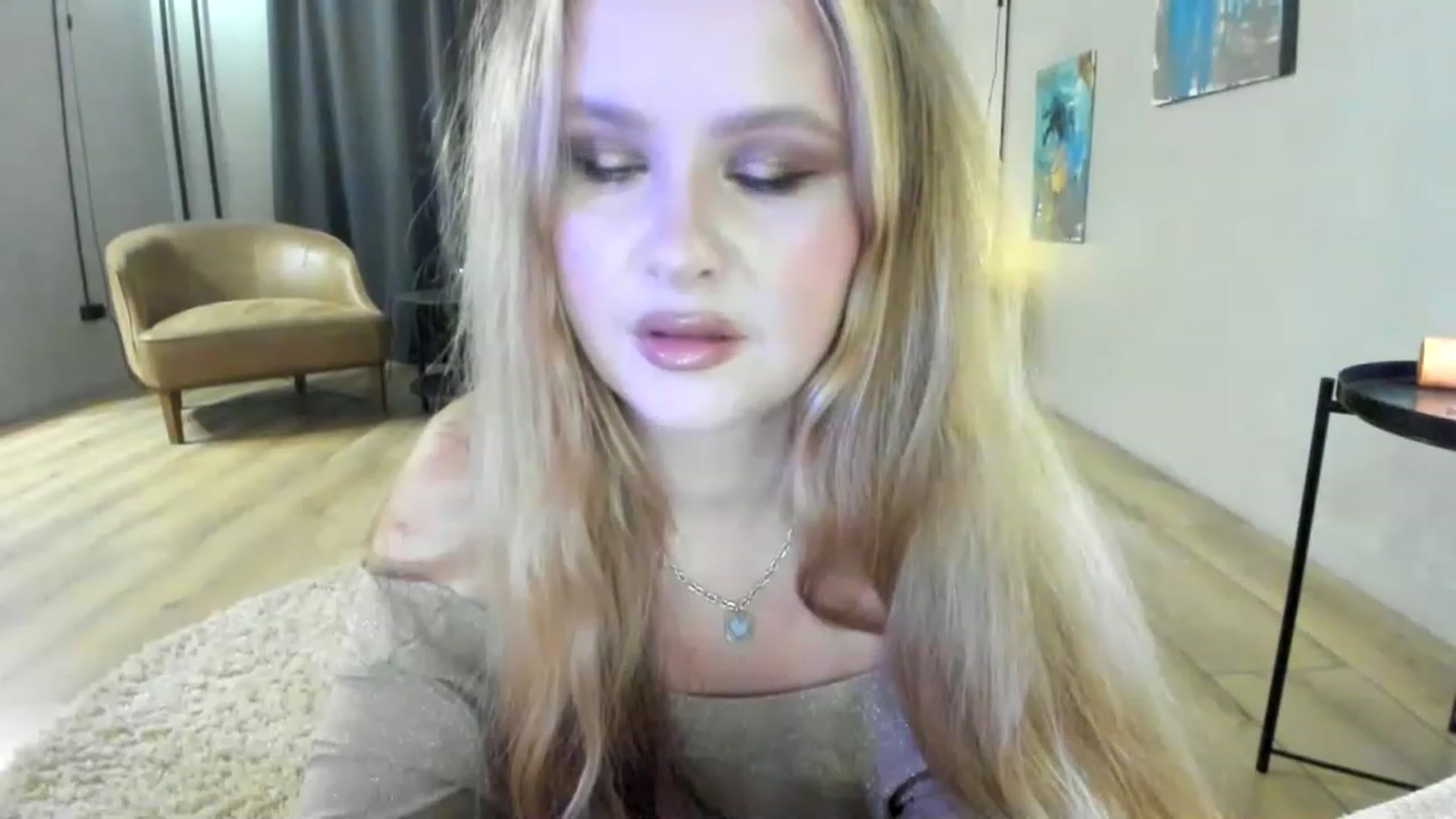 Gallery image thumbnail from F_L_E_U_R's myfreecams stream on, 05/01/2023, 22:11 image 9 of 20