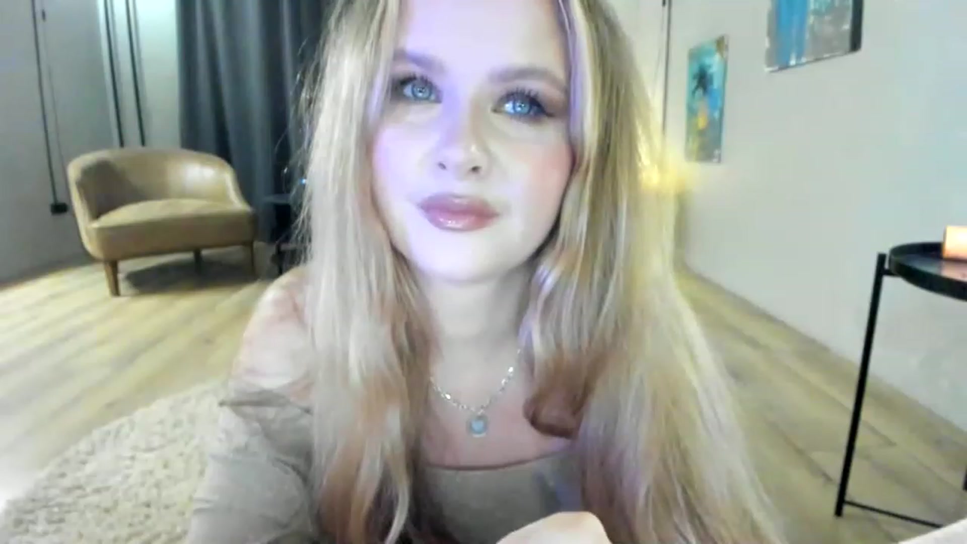 Gallery image thumbnail from F_L_E_U_R's myfreecams stream on, 05/01/2023, 22:11 image 10 of 20