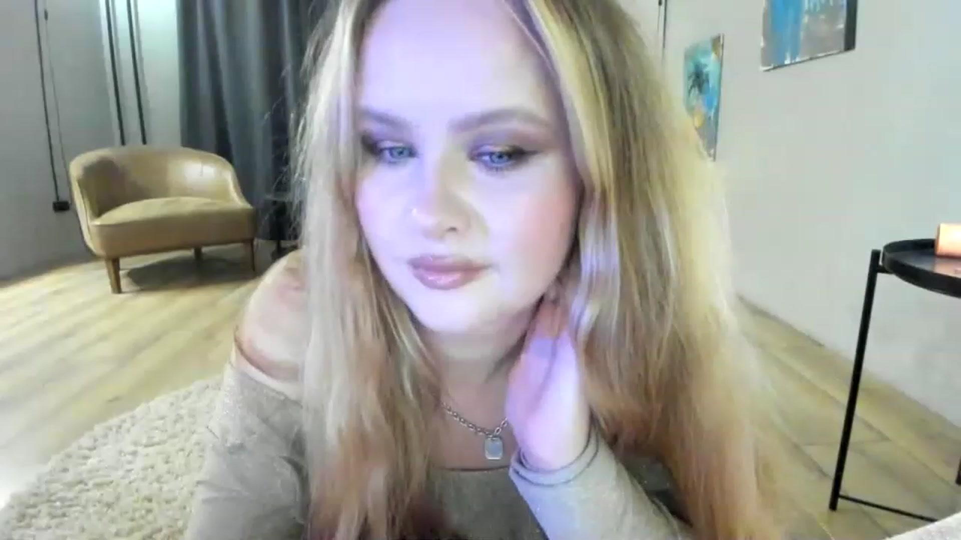 Gallery image thumbnail from F_L_E_U_R's myfreecams stream on, 05/01/2023, 22:11 image 8 of 20