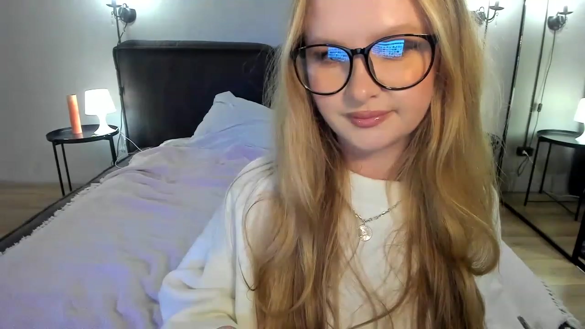 Gallery image thumbnail from F_L_E_U_R's myfreecams stream on, 05/20/2023, 22:08 image 8 of 20
