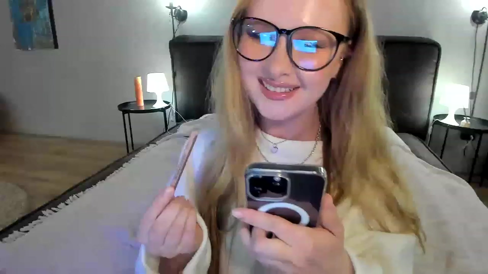 Gallery image thumbnail from F_L_E_U_R's myfreecams stream on, 05/20/2023, 22:08 image 12 of 20