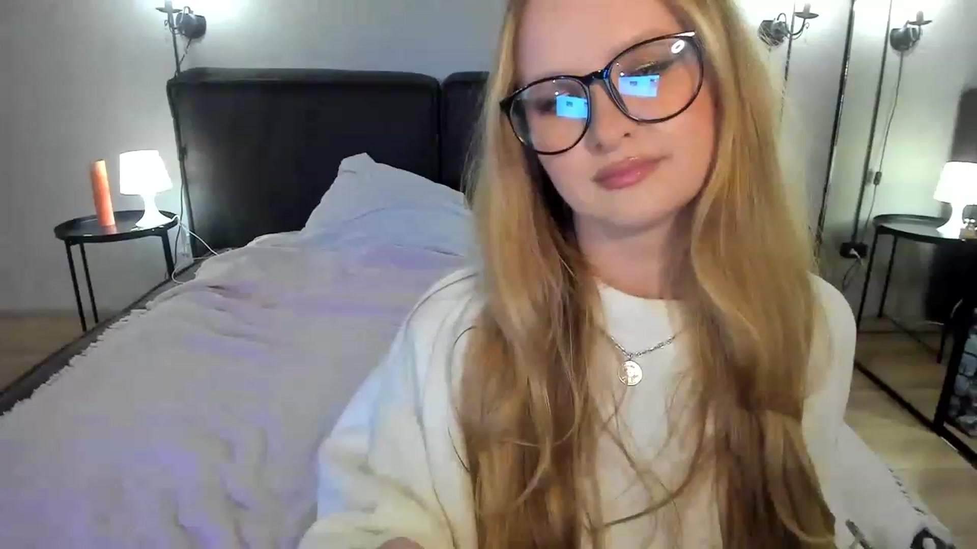 Gallery image thumbnail from F_L_E_U_R's myfreecams stream on, 05/20/2023, 22:08 image 9 of 20