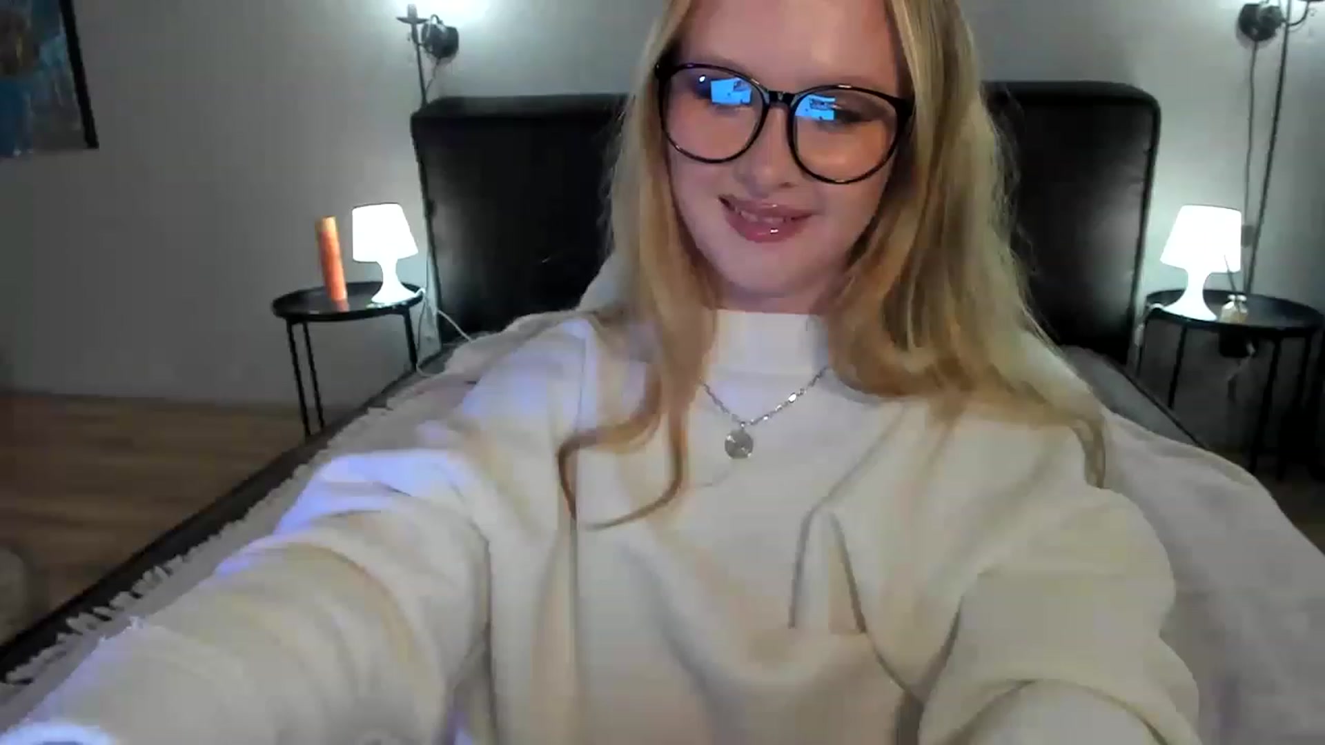 Gallery image thumbnail from F_L_E_U_R's myfreecams stream on, 05/20/2023, 22:08 image 19 of 20