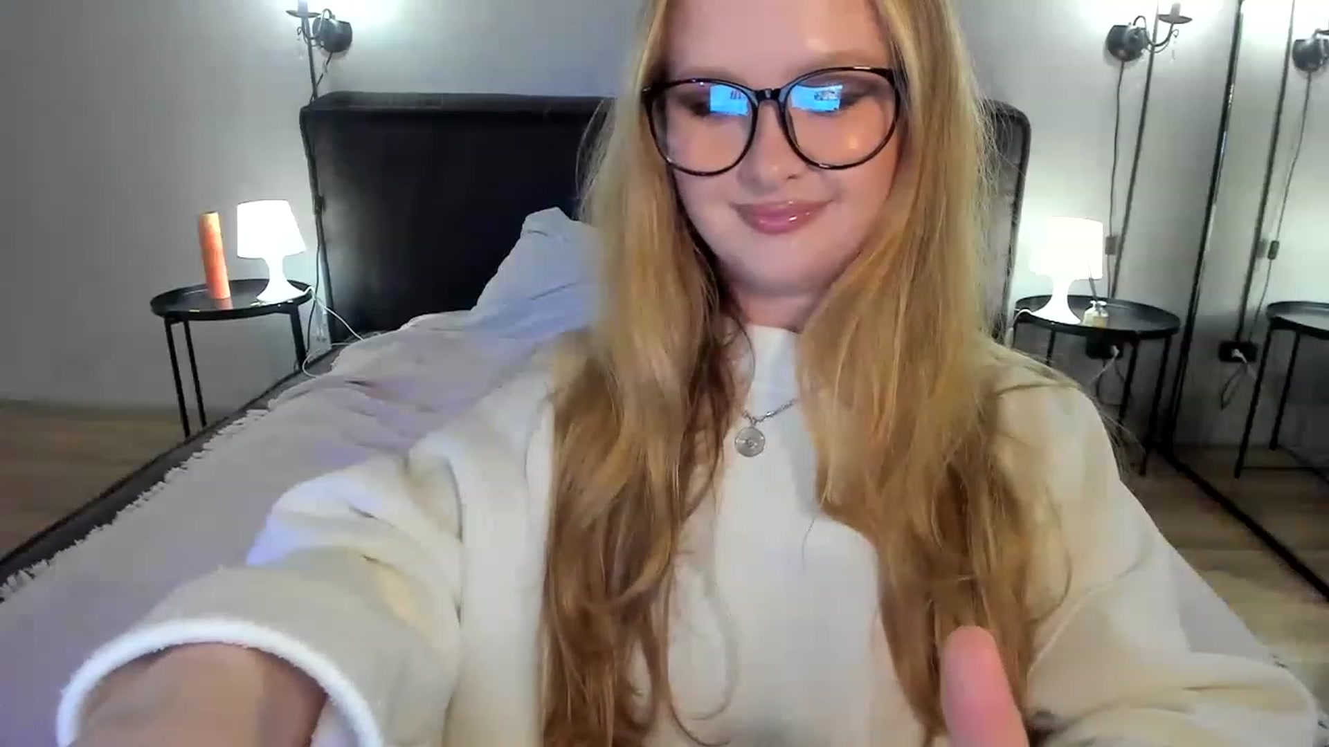 Gallery image thumbnail from F_L_E_U_R's myfreecams stream on, 05/20/2023, 22:08 image 6 of 20
