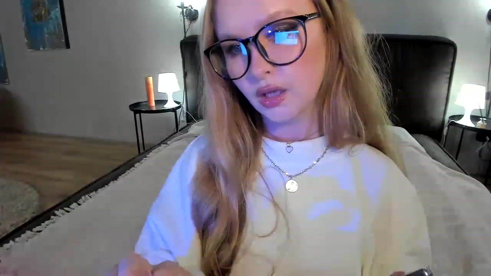 Gallery image thumbnail from F_L_E_U_R's myfreecams stream on, 05/20/2023, 22:08 image 15 of 20