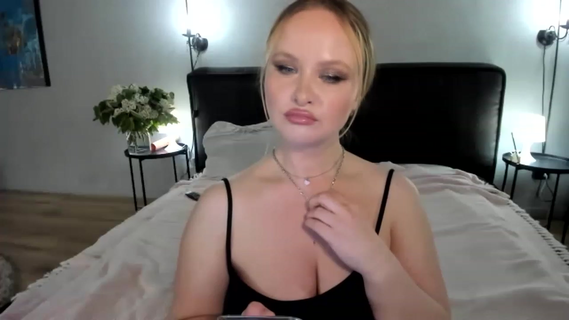 Gallery image thumbnail from F_L_E_U_R's myfreecams stream on, 05/21/2023, 20:35 image 9 of 20
