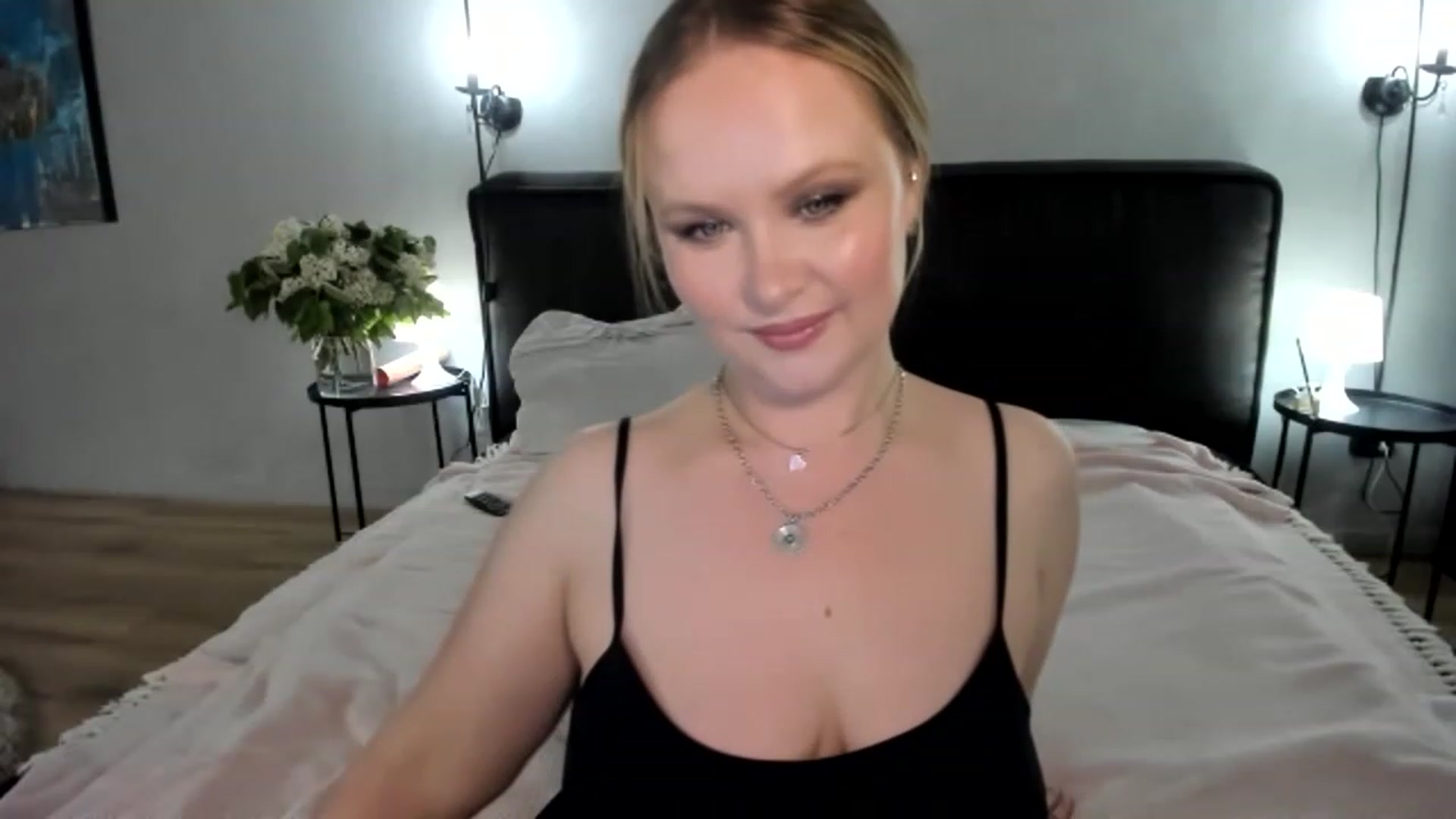 Gallery image thumbnail from F_L_E_U_R's myfreecams stream on, 05/21/2023, 20:35 image 5 of 20