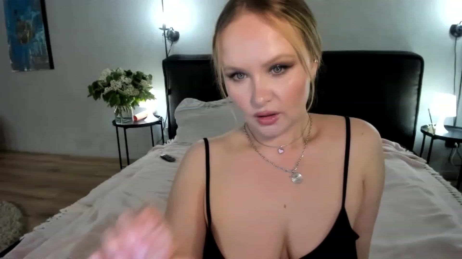 Gallery image thumbnail from F_L_E_U_R's myfreecams stream on, 05/21/2023, 20:35 image 12 of 20