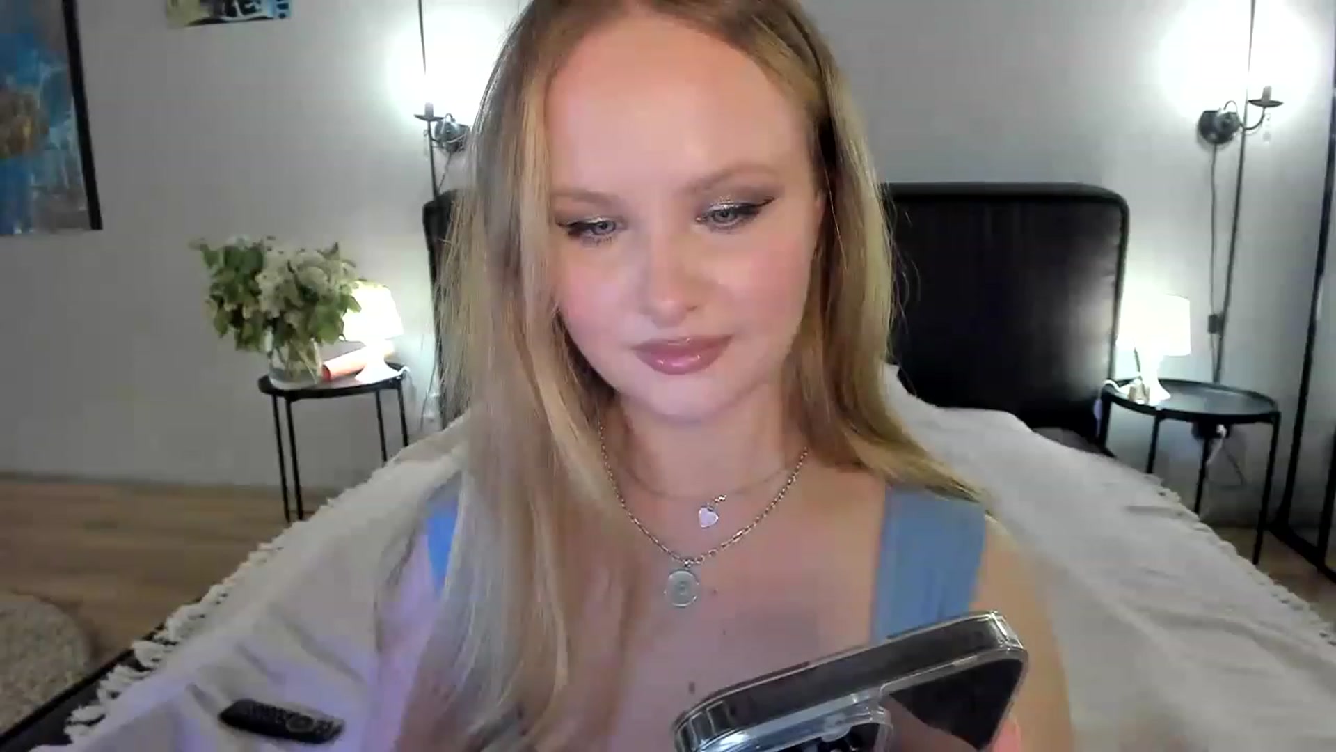 Gallery image thumbnail from F_L_E_U_R's myfreecams stream on, 05/23/2023, 21:52 image 5 of 20