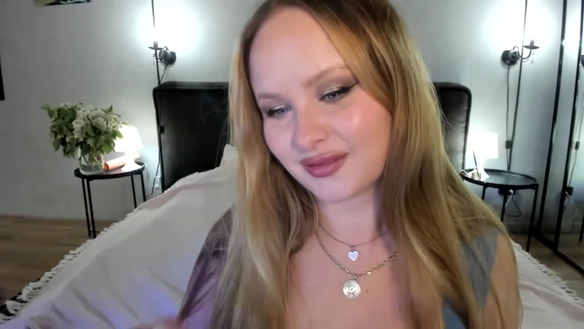 Gallery image thumbnail from F_L_E_U_R's myfreecams stream on, 05/23/2023, 21:52 image 14 of 20