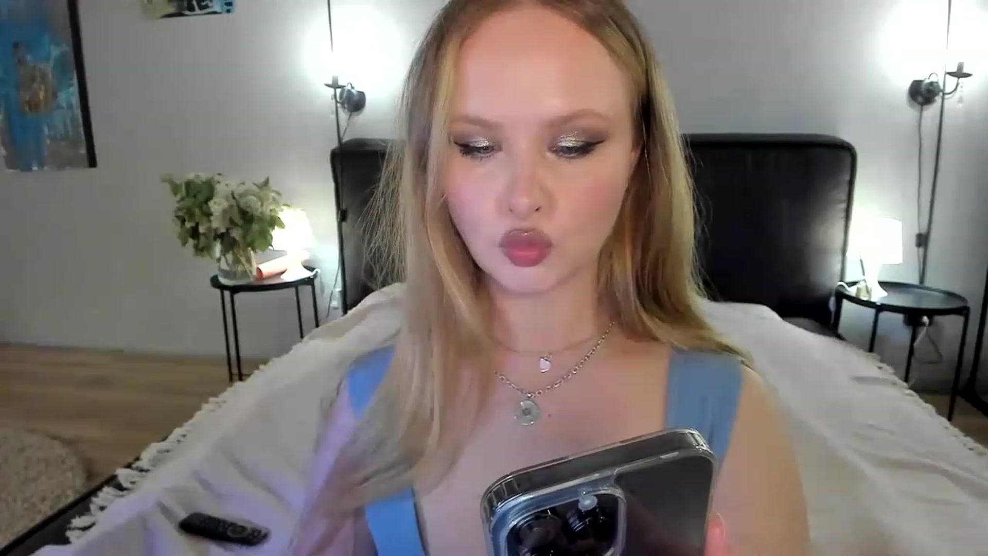 Gallery image thumbnail from F_L_E_U_R's myfreecams stream on, 05/23/2023, 21:52 image 6 of 20