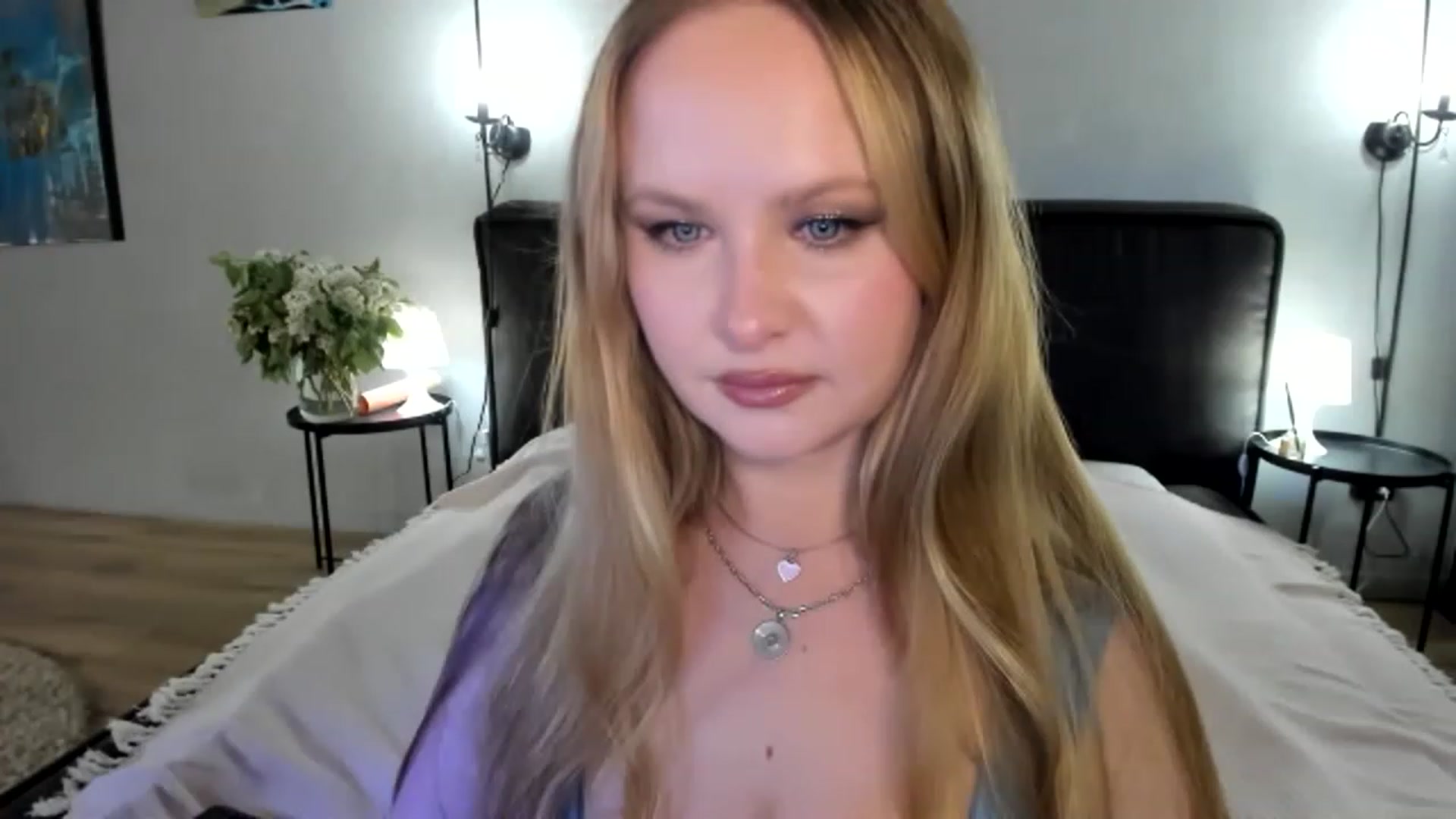 Gallery image thumbnail from F_L_E_U_R's myfreecams stream on, 05/23/2023, 21:52 image 15 of 20